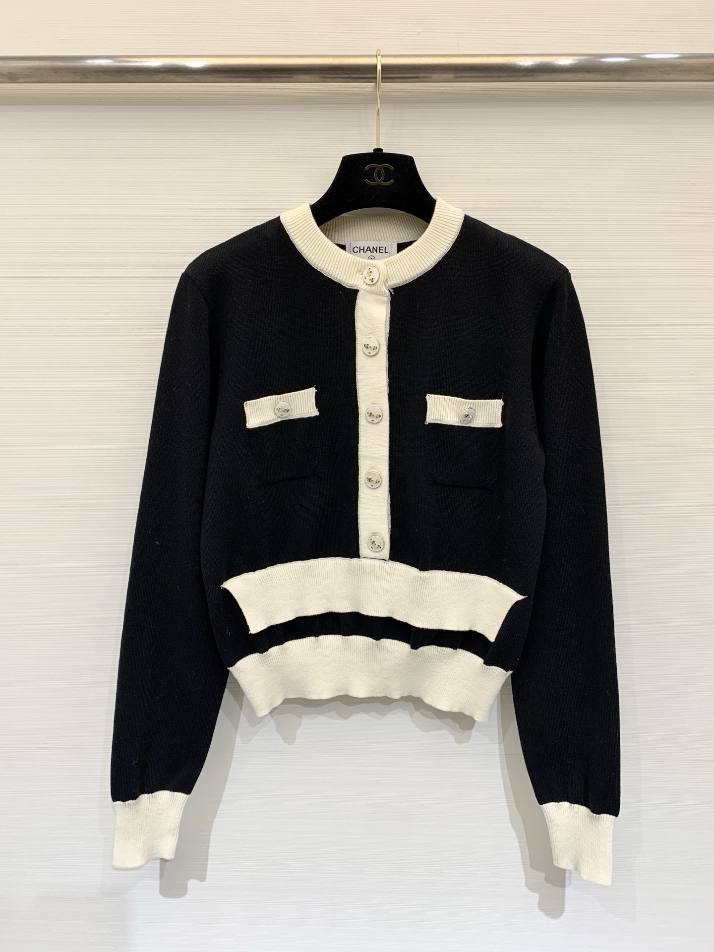 NO:568970,Chanel's new autumn and winter style Xiaoxiangfeng black and white spliced ​​knitted cardigan style logo pattern decoration embellishment series models shipped Upper body high-end atmosphere 2 color codes //,,chanel,alexander wang19860909Chanel 秋冬新款 小香风黑白拼接针织开衫款 logo图案修饰点缀 系列款出货 上身高级氛围感 2色碼 //,,chanel,alexander wang,Women's clothing