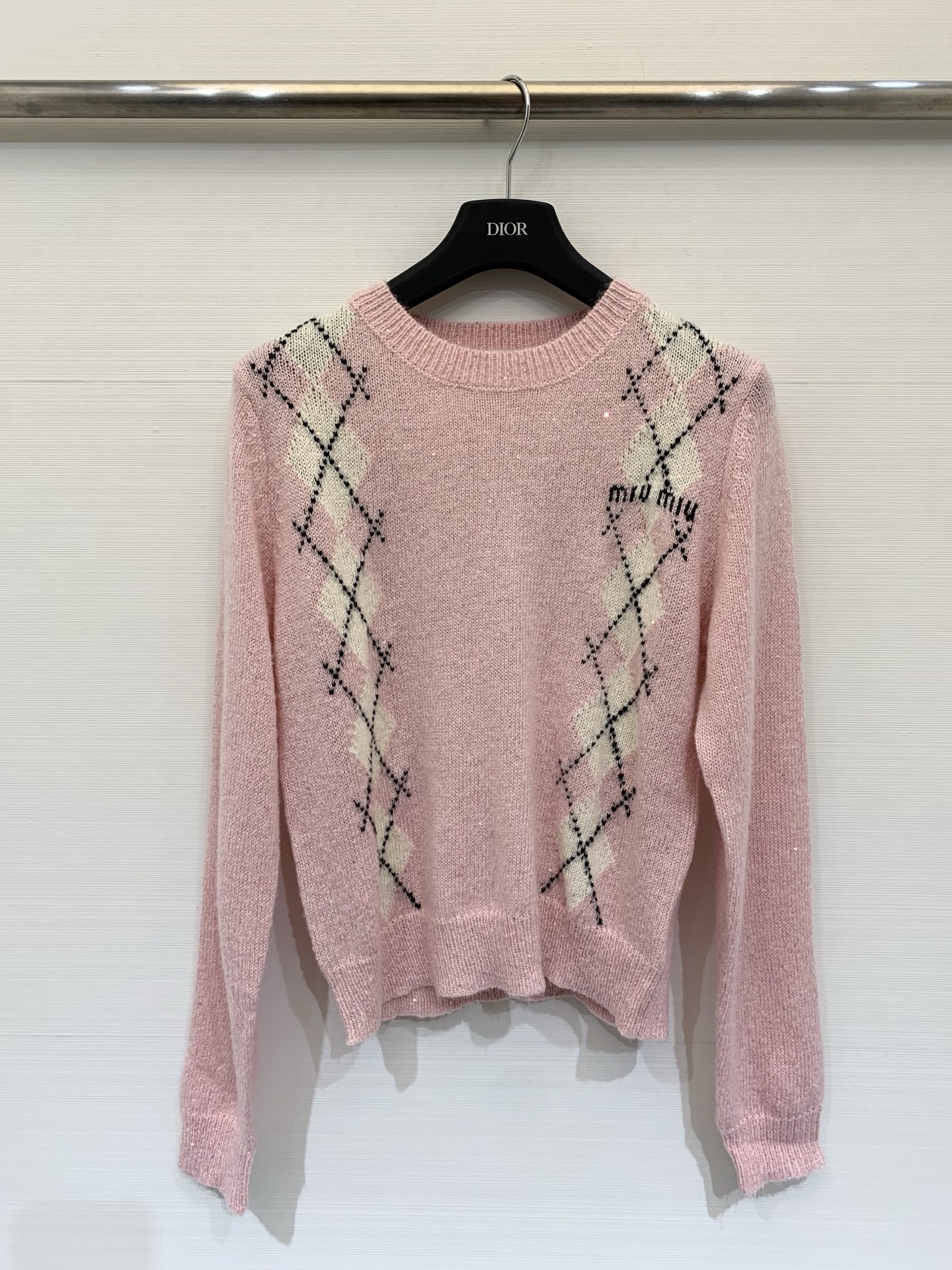 NO:568972,MIUMI* 25 new autumn and winter series. Sequined rhombus round neck knitted pullover long sleeves. Logo pattern embellishment. Series models are shipped. The upper body has a high-end atmosphere. 3 color codes //,,miumiu,alexander wang19860909MIUMI* 25秋冬系列款新款 珠片菱格圆领针织套头长袖 Logo图案修饰点缀 系列款出货 上身高级氛围感 3色碼 //,,miumiu,alexander wang,Women's clothing