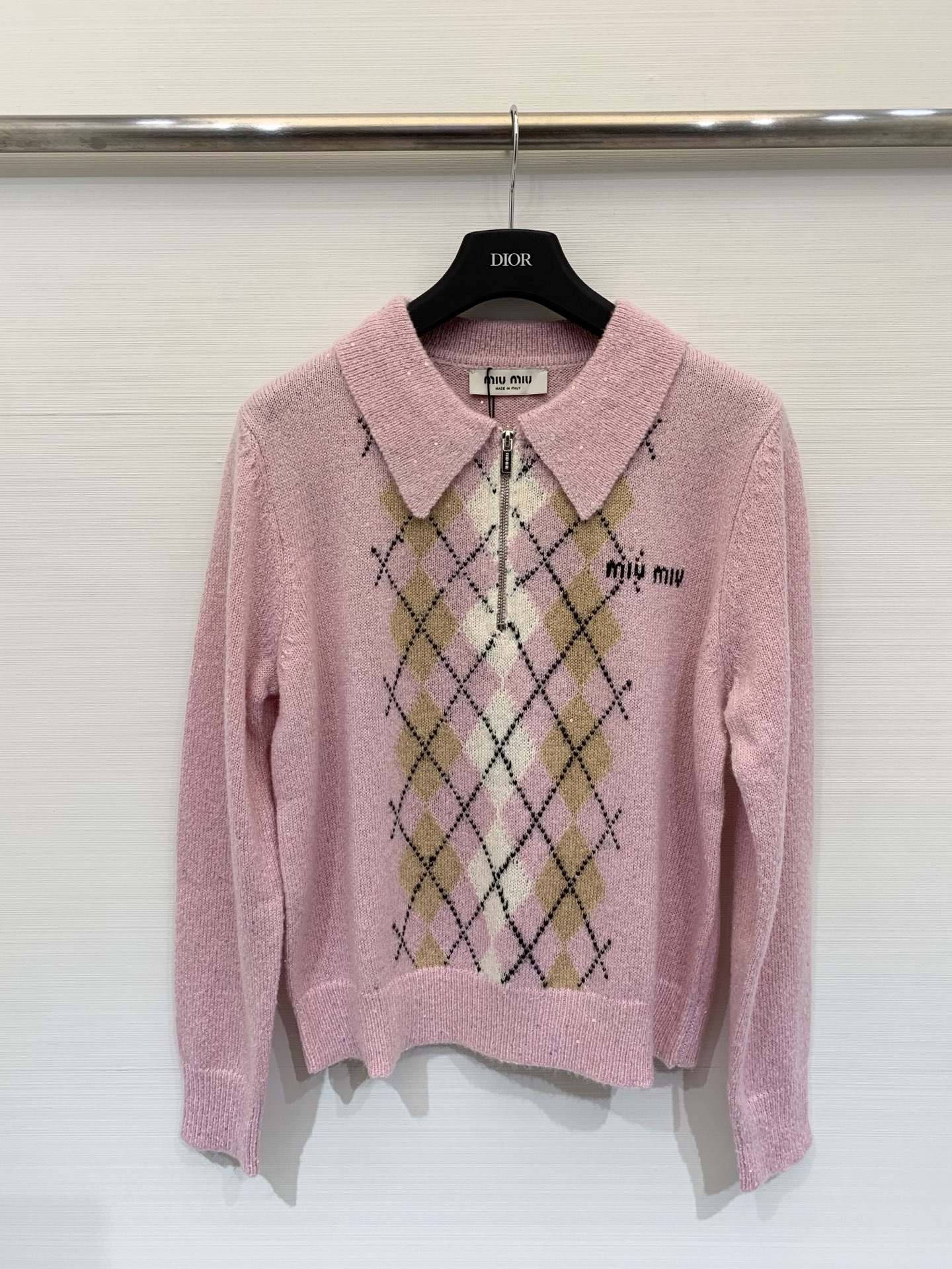 NO:568977,MIUMI* 25 autumn and winter series new model Sequined rhombus round neck knitted lapel cardigan long sleeves Logo pattern decoration embellished series models shipped upper body high-end atmosphere 3 color codes //,,miumiu,alexander wang19860909MIUMI* 25秋冬系列款新款 珠片菱格圆领针织翻领开衫长袖 Logo图案修饰点缀 系列款出货 上身高级氛围感 3色碼 //,,miumiu,alexander wang,Women's clothing