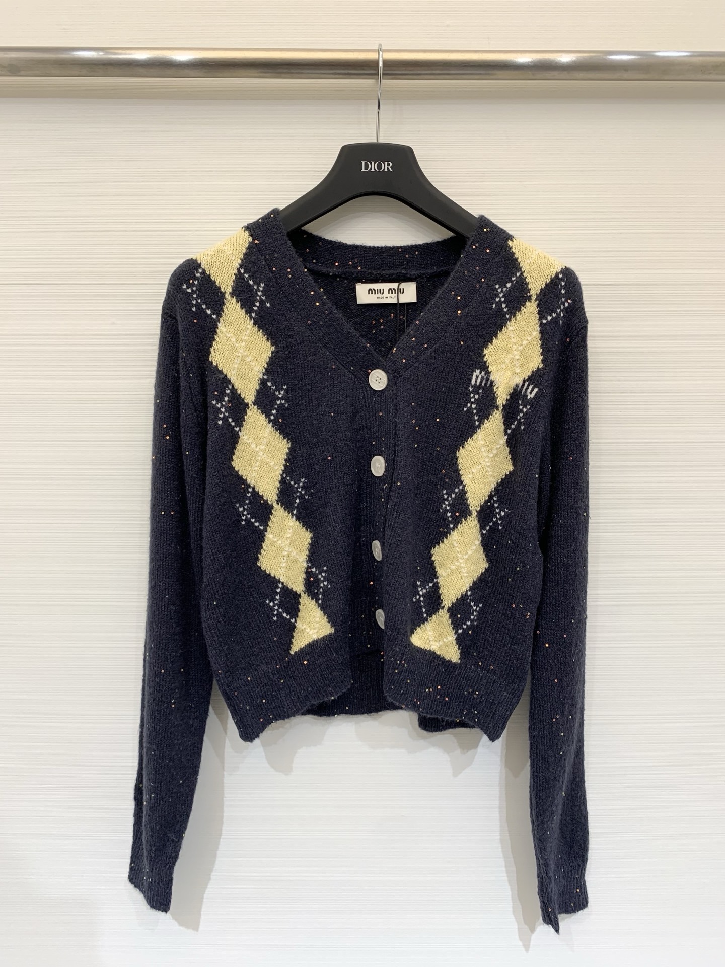 NO:568981,MIUMI* 25 autumn and winter series new model Sequined rhombus round neck knitted V-neck cardigan long sleeves Logo pattern decoration embellished series models shipped Upper body with high-end atmosphere 3 color codes //,,miumiu,alexander wang19860909MIUMI* 25秋冬系列款新款 珠片菱格圆领针织V领开衫长袖 Logo图案修饰点缀 系列款出货 上身高级氛围感 3色碼 //,,miumiu,alexander wang,Women's clothing