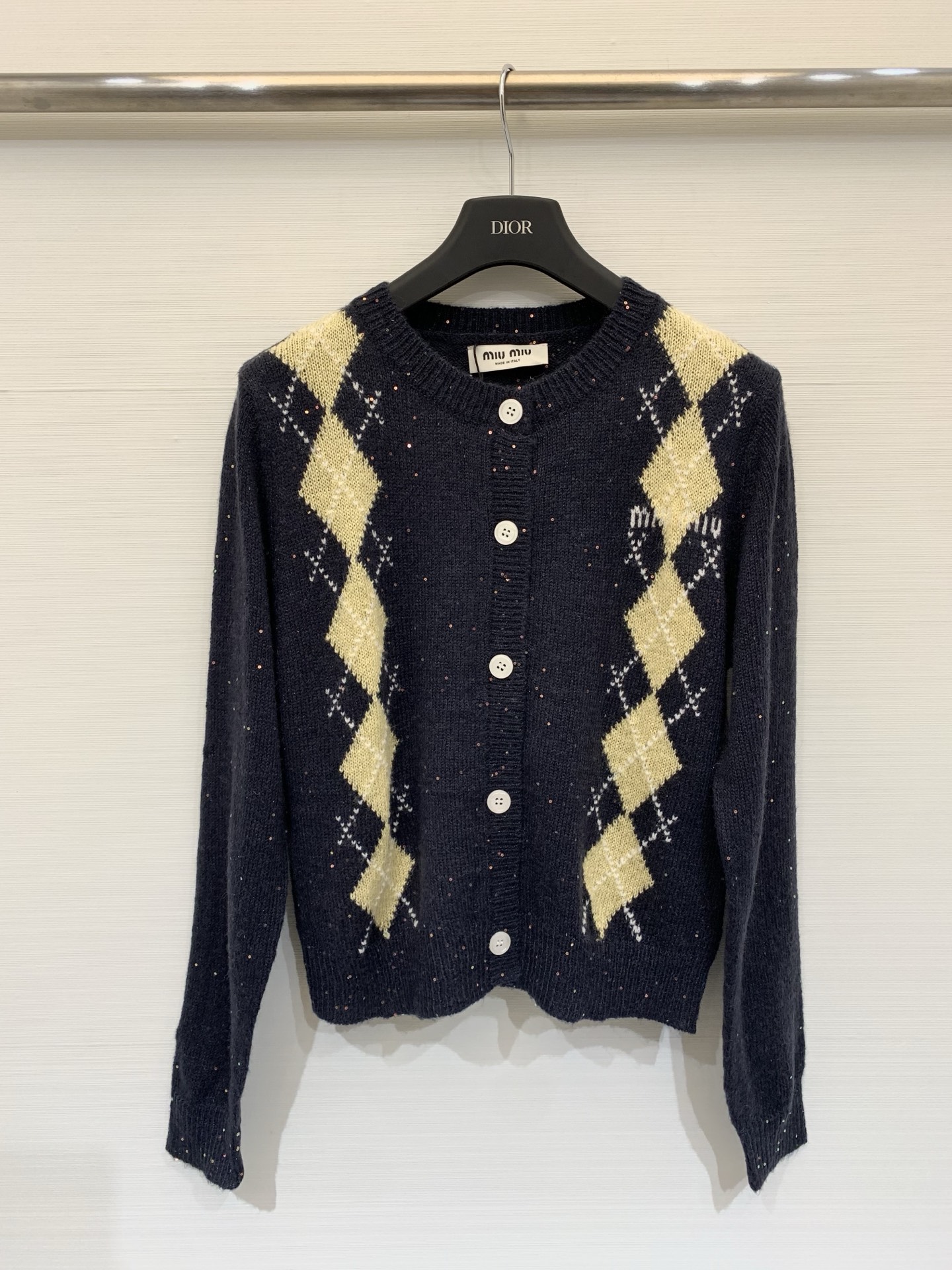 NO:568986,MIUMI* 25 Autumn and Winter Series New Style Sequined Diamond Round Neck Knitted Round Neck Cardigan Long Sleeves Logo Pattern Modification and Embellishment Series Models Shipped Upper Body with a High-Level Atmosphere 3 Color Codes //,,miumiu,alexander wang19860909MIUMI* 25秋冬系列款新款 珠片菱格圆领针织圆领开衫长袖 Logo图案修饰点缀 系列款出货 上身高级氛围感 3色碼 //,,miumiu,alexander wang,Women's clothing