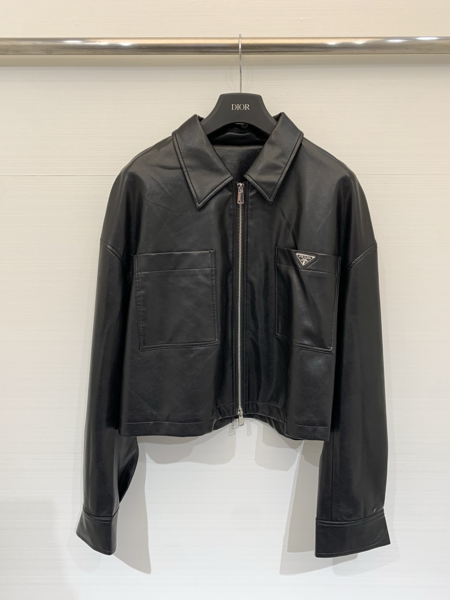 NO:568994,Comes with dust bag Prada 25 new autumn and winter style double pocket zipper personalized leather jacket pu leather triangle logo embellishment on the chest simple and advanced code number sml, prada, jackets & coats,leather jacket,alexander wang19860909配防尘袋Prada 25秋冬新款 双口袋拉链款个性皮衣外套 pu皮 胸前三角标logo点缀 简约又高级 码数sml,,prada,jackets & coats,leather jacket,alexander wang,Women's clothing