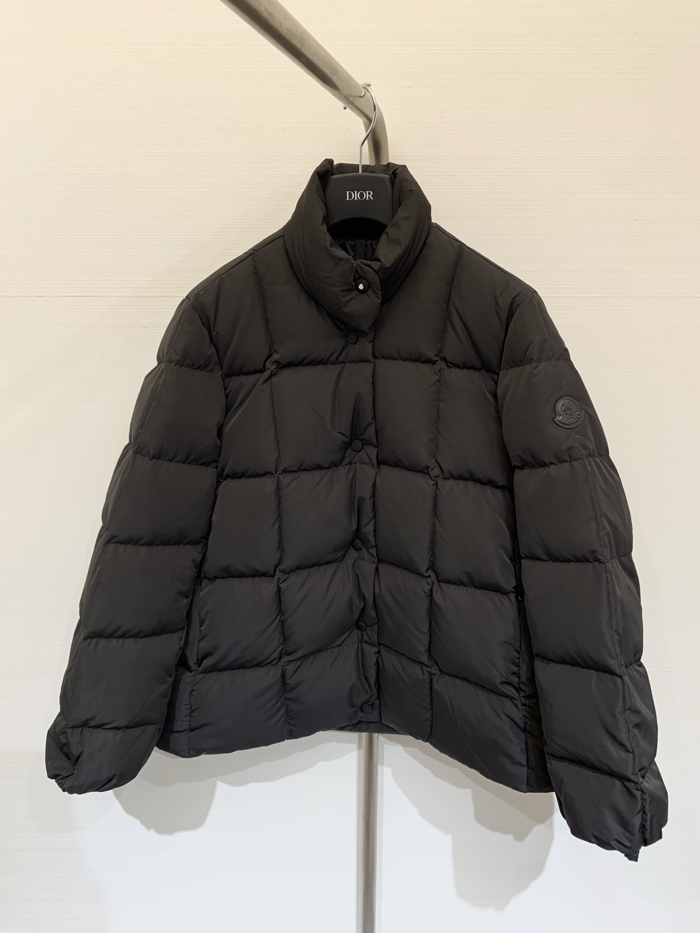 NO:569010,Comes with a dust bag. Moncler 25 early autumn new style. Stand-up lapel down jacket. Diamond embossed processing for versatile styling. Iconic and obvious logo embellishment on the outside of the arms to highlight a low-key and high-end feel. The lapel pocket design is cold-proof and practical. Exquisite details can successfully get rid of boredom. Integrate warmth and fashion. Two-color SML,,down jacket,alexander wang19860909配防尘袋Moncler 25早秋新款 立翻领羽绒棉服 菱形压纹处理穿搭造型多变手臂外侧标志性明显徽标点缀彰显低调高级感翻领口袋设计御寒实用精致细节就能成功摆脱沉闷 集保暖与时髦一体 两色SML,,down jacket,alexander wang,Women's clothing