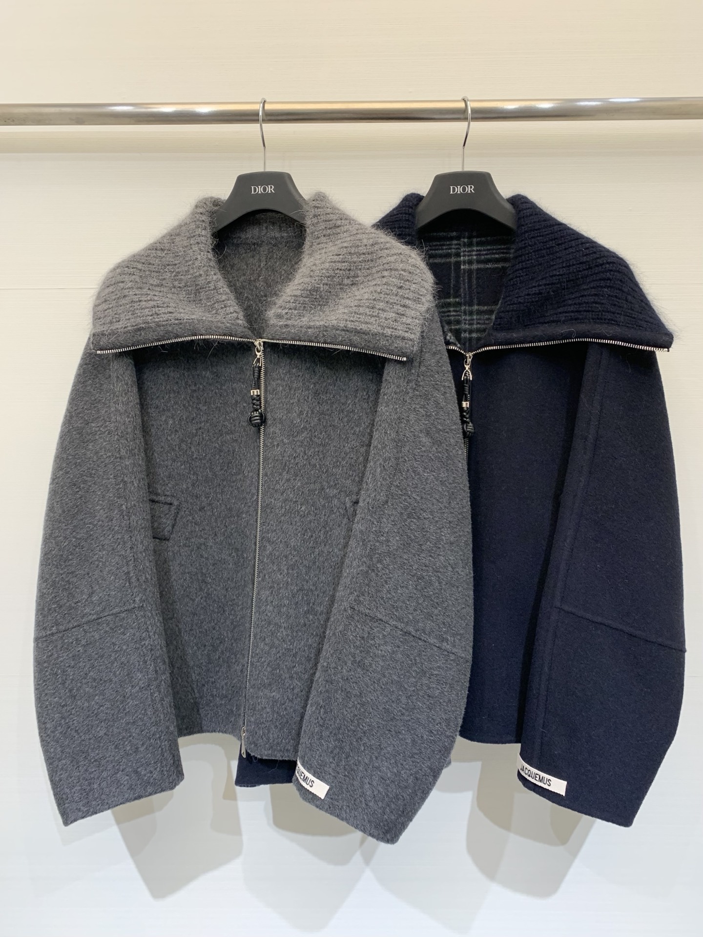 NO:569043,Comes with dust bag Jacquemus 25 autumn and winter series. Spliced ​​knitted collar double-sided yak wool jacket/coat. yb customized yak wool blended fabric. Soft and waxy to the touch. Logo logo on the sleeves. Loose fit. Versatile and versatile. Two-color sml,,jackets & coats,alexander wang19860909配防尘袋Jacquemus 25秋冬系列款 拼接针织领双面牦牛绒外套/大衣 yb定制牦牛绒羊毛混纺面料 手感软糯有质感 手袖点缀logo标志 宽松版型不挑人 万能百搭款 两色sml,,jackets & coats,alexander wang,Women's clothing