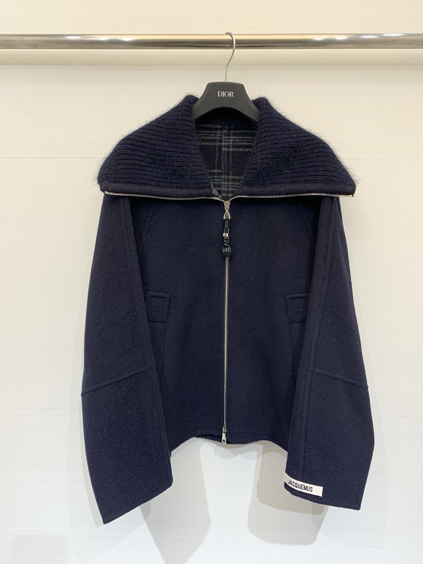 NO:569016,Comes with dust bag Jacquemus 25 autumn and winter series. Spliced ​​knitted collar double-sided yak wool jacket/coat. yb customized yak wool blended fabric. Soft and waxy to the touch. Logo logo on the sleeves. Loose fit. Versatile and versatile. Two-color sml,,jackets & coats,alexander wang19860909配防尘袋Jacquemus 25秋冬系列款 拼接针织领双面牦牛绒外套/大衣 yb定制牦牛绒羊毛混纺面料 手感软糯有质感 手袖点缀logo标志 宽松版型不挑人 万能百搭款 两色sml,,jackets & coats,alexander wang,Women's clothing