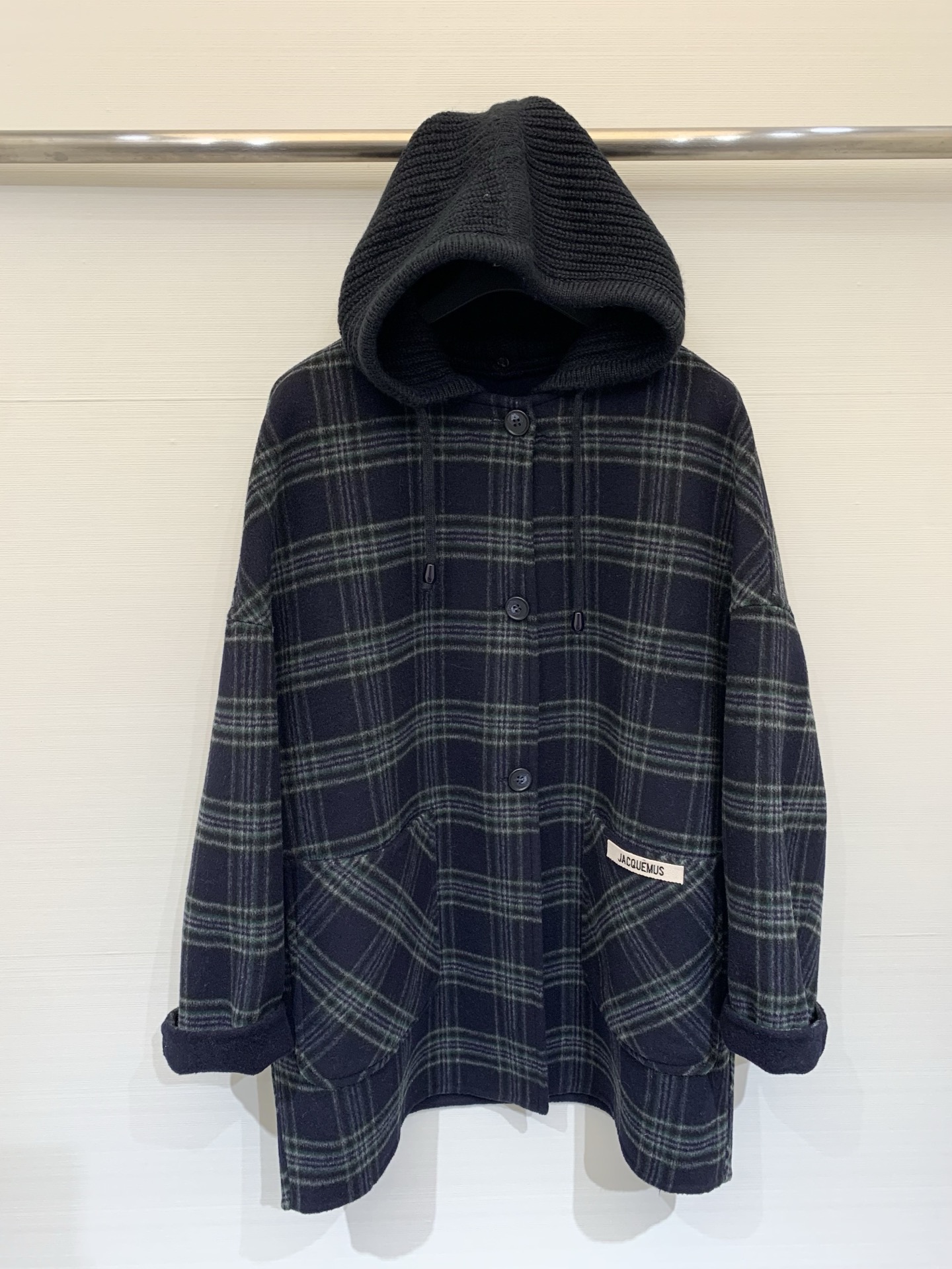 NO:568988,Comes with dust bag Jacquemus 25 autumn and winter series. Spliced ​​knitted hooded double-sided cashmere jacket/coat. yb customized cashmere wool blend fabric. Soft and textured. Logo logo on the sleeves. Loose fit. Universal and versatile. Two-color sml,,jackets & coats,hats,alexander wang19860909配防尘袋Jacquemus 25秋冬系列款 拼接针织连帽双面羊绒外套/大衣 yb定制羊绒羊毛混纺面料 手感软糯有质感 手袖点缀logo标志 宽松版型不挑人 万能百搭款 两色sml,,jackets & coats,hats,alexander wang,Women's clothing