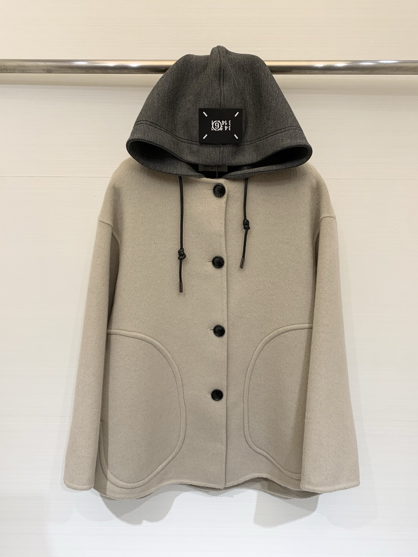 NO:568984,Comes with dust bag MM6 25 new autumn and winter two-piece set of hooded double-sided wool jacket, pure cotton hooded vest cardigan, round neck double-sided wool jacket, super layered, casual and full, hat leather brand logo embellishment, two-color SML, masion margiela, jackets & coats, hats, alexander wang19860909配防尘袋MM6 25秋冬新款 两件套连帽双面羊毛外套 纯棉连帽马甲开衫圆领双面羊毛外套 叠穿超有感觉 休闲感拉满 帽子皮牌Logo点缀 两色SML,,masion margiela,jackets & coats,hats,alexander wang,Women's clothing