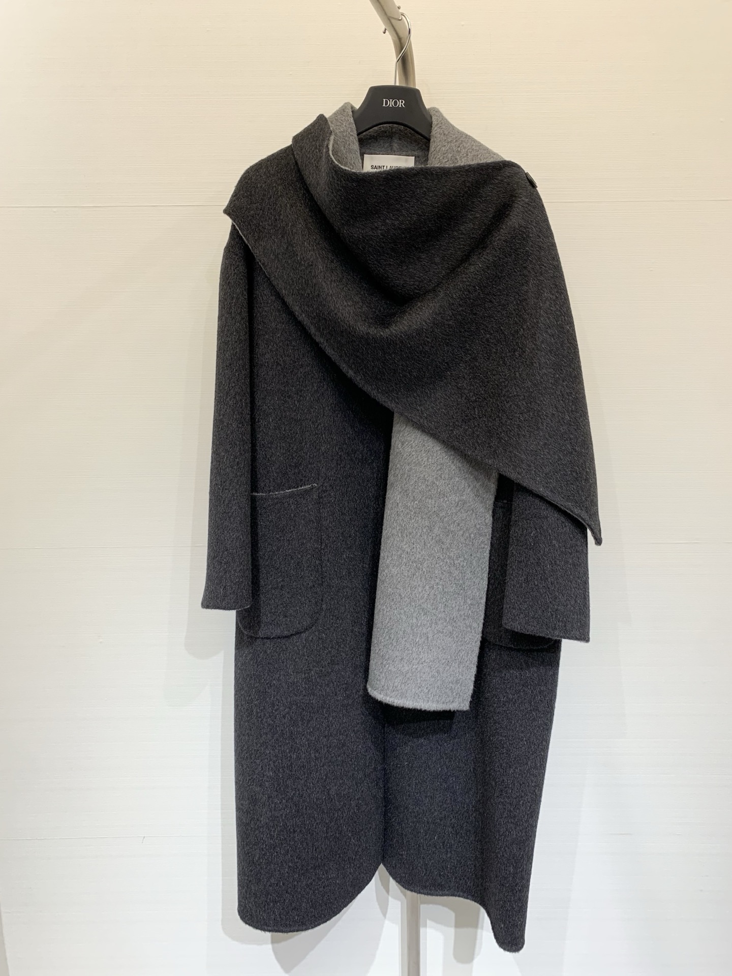 NO:569035,Comes with dust bag YSL 25 new autumn and winter style Long coat with scarf collar double-sided wool robe Selected double-sided sheep wool fabric Micro-flare cut Classic holiday style Long-sleeved design fits the body Simple and practical Size sml, saint laurent, alexander wang19860909配防尘袋YSL 25秋冬新款 围巾领双面羊毛长袍长款大衣 甄选双面绵羊毛面料 微喇剪裁 经典度假风 长袖设计贴合身形 简约实穿 码数sml,,saint laurent,alexander wang,Women's clothing