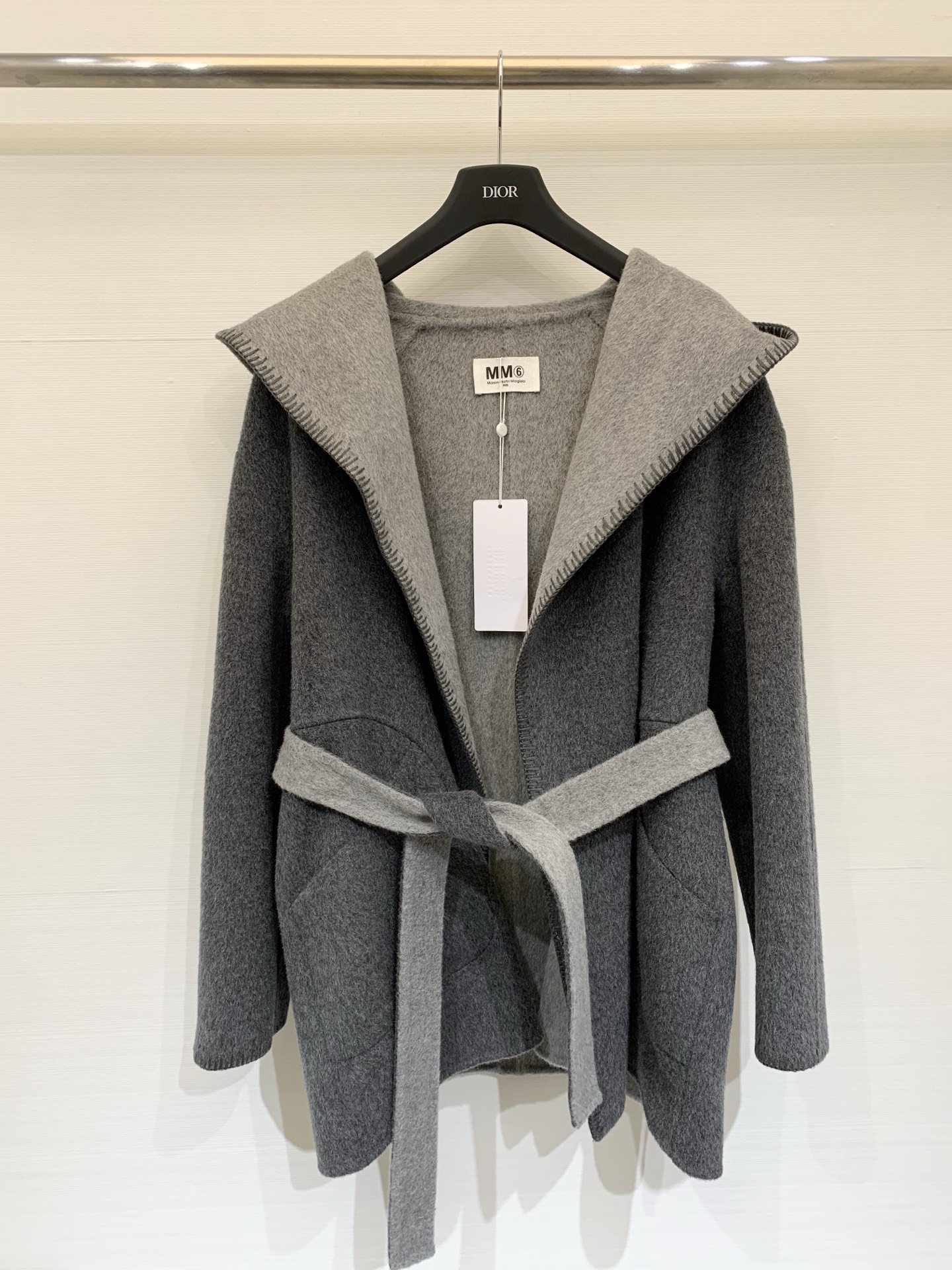 NO:576121,Comes with dust bag MM6 25 new autumn and winter hooded bathrobe style mid-length double-sided wool coat. It is made of wool. It is soft and smooth. It is super comfortable to wear in autumn and winter. Bathrobe style tailoring + belt design is slim and flattering. It can be easily used for commuting or leisure occasions. It is versatile and not picky. It has a sense of atmosphere when paired with skirts or jeans ~ The cuffs are naturally stacked and have a lazy Korean style. It is a must-have for urban girls in autumn and winter!  Two-color SML, masion margiela,skirts,jeans,hats,alexander wang19860909配防尘袋MM6 25秋冬新款 连帽浴袍式中长款双面羊毛大衣 采用羊毛 柔软顺滑 秋冬穿超舒服 浴袍式剪裁+腰带设计 显瘦又修饰身形 通勤或休闲场合都能轻松驾驭 百搭不挑人 配裙装或牛仔裤都很有氛围感～袖口自然堆叠,慵懒韩系风,都市女生秋冬必备！两色SML,,masion margiela,skirts,jeans,hats,alexander wang,Women's clothing