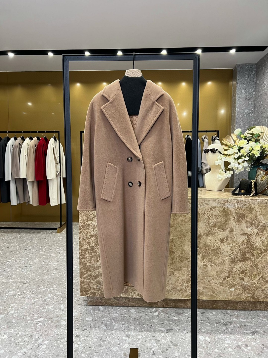 NO:569027,Comes with dust bag, MaxMara complete package, original order quality, legendary classic model 101801 double-breasted cashmere coat, matched 1:1, pay attention to the size and curvature of the collar, it will show a cocoon-shaped outline when hung casually, the placket is concave, Z-shaped seam buttons, the details are in place!  yb consistent first-cut fine sheep wool + cashmere fabric, the same kind of beaver velvet technology as the counter, soft and comfortable touch, code number, alexander wang19860909配防尘袋MaxMara 全套包装 原单品质 传奇经典款 101801 双排扣羊绒大衣,对版 1:1,注意领子大小、弧度,随意挂都是呈现茧型轮廓,门襟内凹,Z字缝扣,细节到位！yb一致初剪精细绵羊毛+ 山羊绒面料,柜台同种海狸绒毛呢工艺,轻柔舒适触感 码数,,alexander wang,Women's clothing
