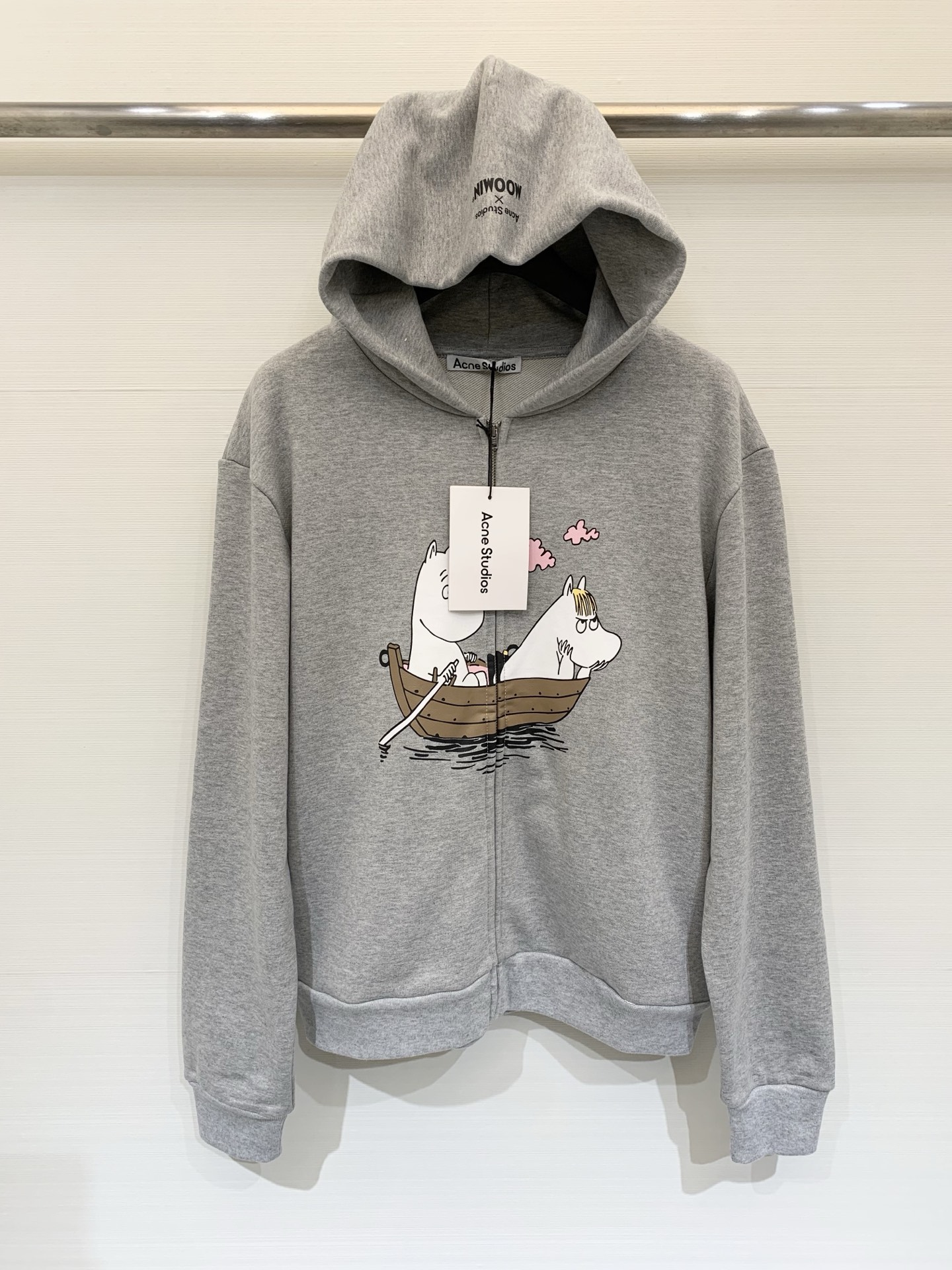 NO:568974,Acne Studios × Moomin Unisex Cartoon printed loose hooded sweatshirt Suitable for daily short style The iconic cartoon Moomin couple rowing scene print on the chest The back is a pink oversized cloud print from Moomin limited stories Casual personality Unisex Size XS.S.M.L,,acne studios,dior,hoodie,sweatshirts,hats,alexander wang19860909Acne Studios × Moomin 男女同款 卡通印花宽松连帽卫衣 适合日常的短款造型 胸前标志性的卡通姆明情侣划船场景印花 后背则是源自姆明限定故事中的粉色超大云朵印花 休闲个性 男女同款 码数XS.S.M.L,,acne studios,dior,hoodie,sweatshirts,hats,alexander wang,Women's clothing