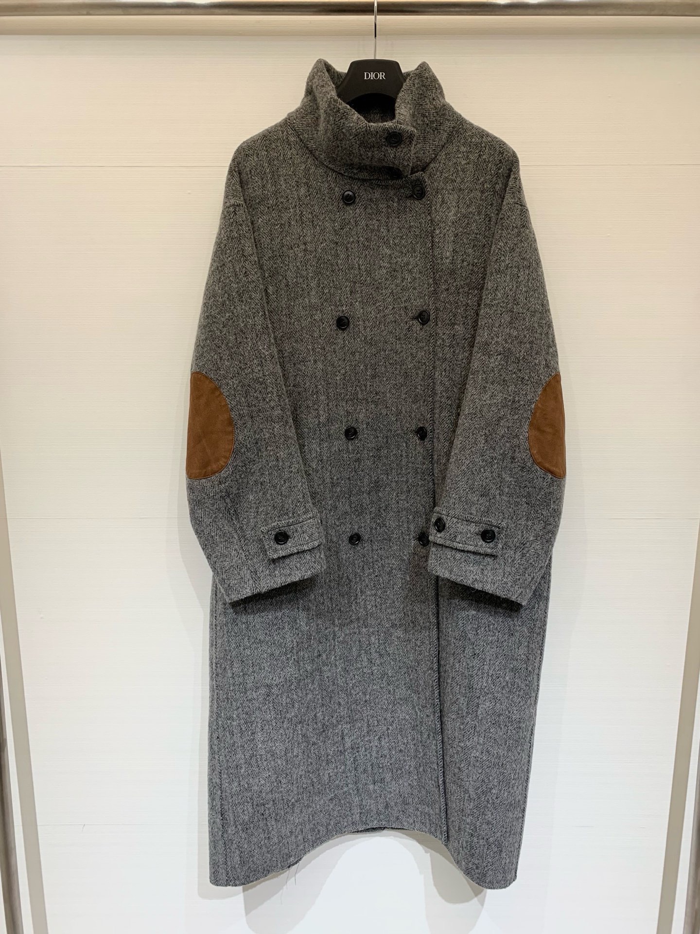 NO:569015,Comes with dust bag LP Old money style outfit 25 new arrivals in autumn and winter. Contrasting color sleeves and handmade cashmere long coat. Customized alpaca wool fabric. Fine and soft texture. Sleeve patch design. Pure hand-made binding process. Temperament stand-up collar. H-shaped classic double pockets. Minimalist, luxurious, elegant and intellectual. Comfortable and warm. The original tailoring is perfect and easy to control. The slit design of the upper body is extremely elegant and casual. The perfect workmanship depends on the details. Two-color sm, loro  piana,jackets & coats,alexander wang19860909配防尘袋LP 老钱风穿搭 25秋冬新品 袖子撞色车布设计手工羊绒长款大衣外套 定制羊驼绒羊毛面料 质感细腻柔软 袖子补丁设计 纯手工包边工艺 气质立领H版型经典双口袋 极简高奢优雅知性 舒适又保暖 原版剪裁版型完美轻松驾驭 开叉设计上身极致优雅随性高级感 完美做工品质看细节 两色sm,,loro piana,jackets & coats,alexander wang,Women's clothing