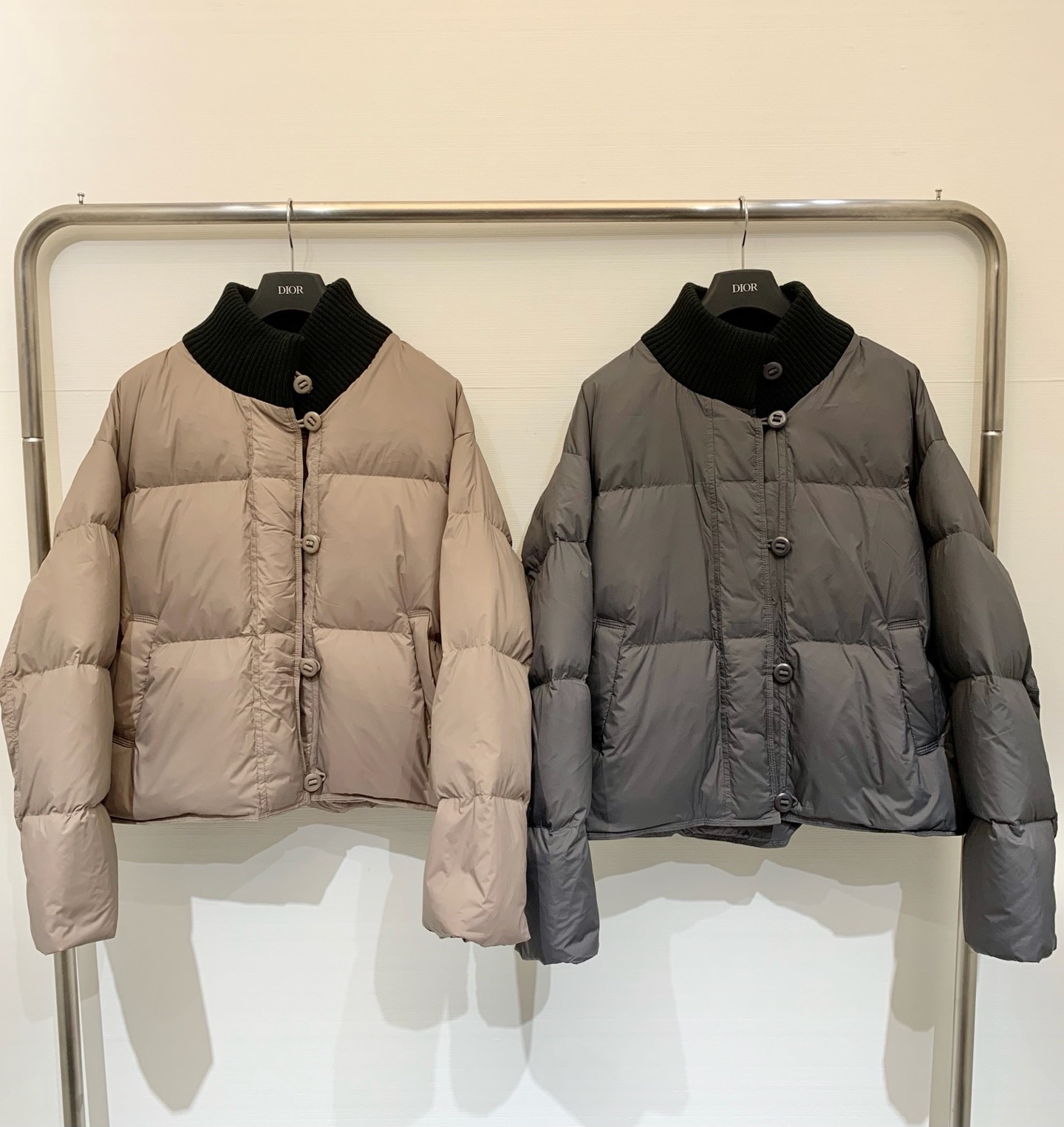 NO:569019,Comes with dust bag JILSANDER 25 new style for autumn and winter. Spliced ​​knitted collar down jacket. Lightweight down filling. Soft and warm. Retro knitted stand-up collar. Full of details. 90 white duck down filling, very warm. High-waisted and loose fit. Very tolerant. It goes well with high-waisted pants or skirts. Simple and advanced. Suitable for commuting and leisure. Two-color SM,,jil sander,skirts,jackets & coats,down jacket,alexander wang19860909配防尘袋JILSANDER 25秋冬新款 拼接针织领羽绒外套 轻质羽绒填充 柔软又保暖 复古针织立领 细节感满满 90白鸭绒填充,保暖度很强 高腰宽松版型 包容性强 搭配高腰裤或裙装都很出彩 简约高级 通勤休闲都适合 两色SM,,jil sander,skirts,jackets & coats,down jacket,alexander wang,Women's clothing