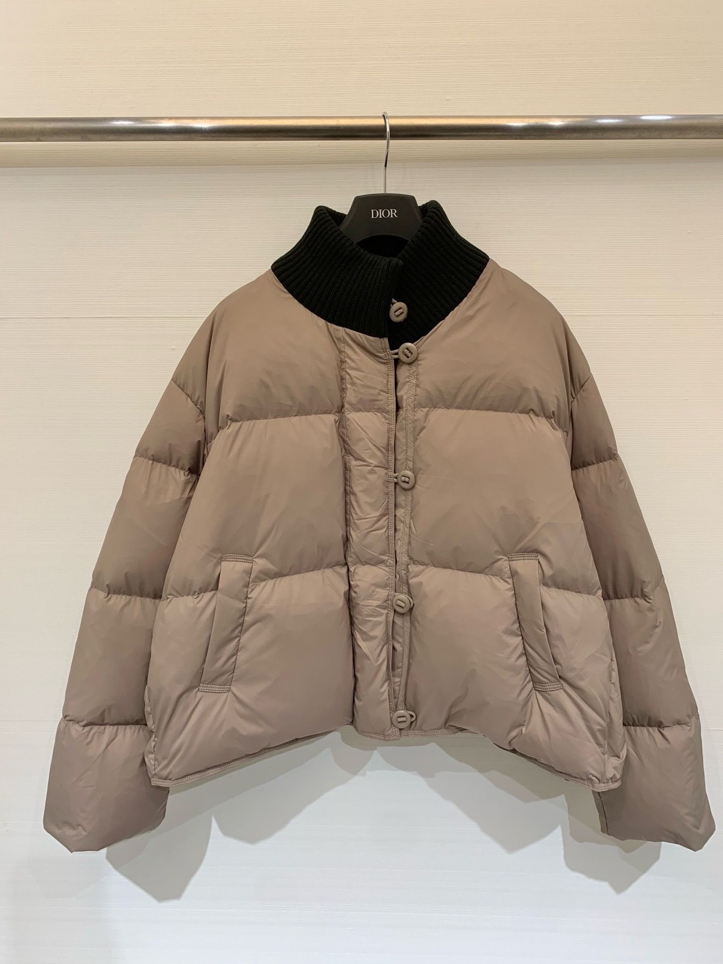 NO:569022,Comes with dust bag JILSANDER 25 new style for autumn and winter. Spliced knitted collar down jacket. Lightweight down filling. Soft and warm. Retro knitted stand-up collar. Full of details. 90 white duck down filling, very warm. High-waisted loose fit. Very tolerant. It goes well with high-waisted pants or skirts. Simple and advanced. Suitable for commuting and leisure. Two-color SM P,,jil sander,skirts,jackets & coats,down jacket,alexander  wang19860909配防尘袋JILSANDER 25秋冬新款 拼接针织领羽绒外套 轻质羽绒填充 柔软又保暖 复古针织立领 细节感满满 90白鸭绒填充,保暖度很强 高腰宽松版型 包容性强 搭配高腰裤或裙装都很出彩 简约高级 通勤休闲都适合 两色SM P,,jil sander,skirts,jackets & coats,down jacket,alexander wang,Women's clothing