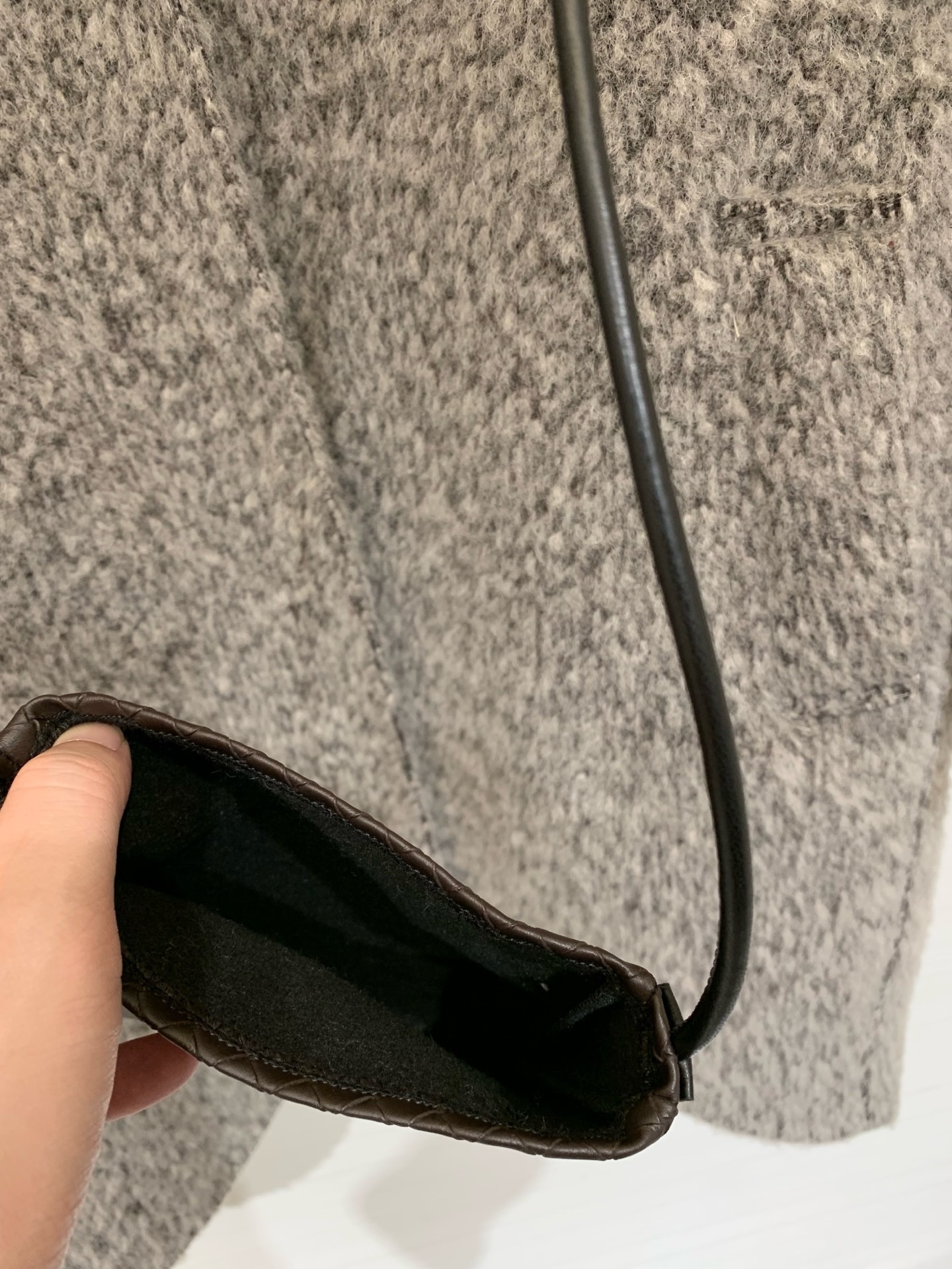 BV 25秋冬新款 编织皮领配包包中长款长毛羊毛大衣，爆款🔥首推，采用安第斯高级别长毛面料 保暖的同时更