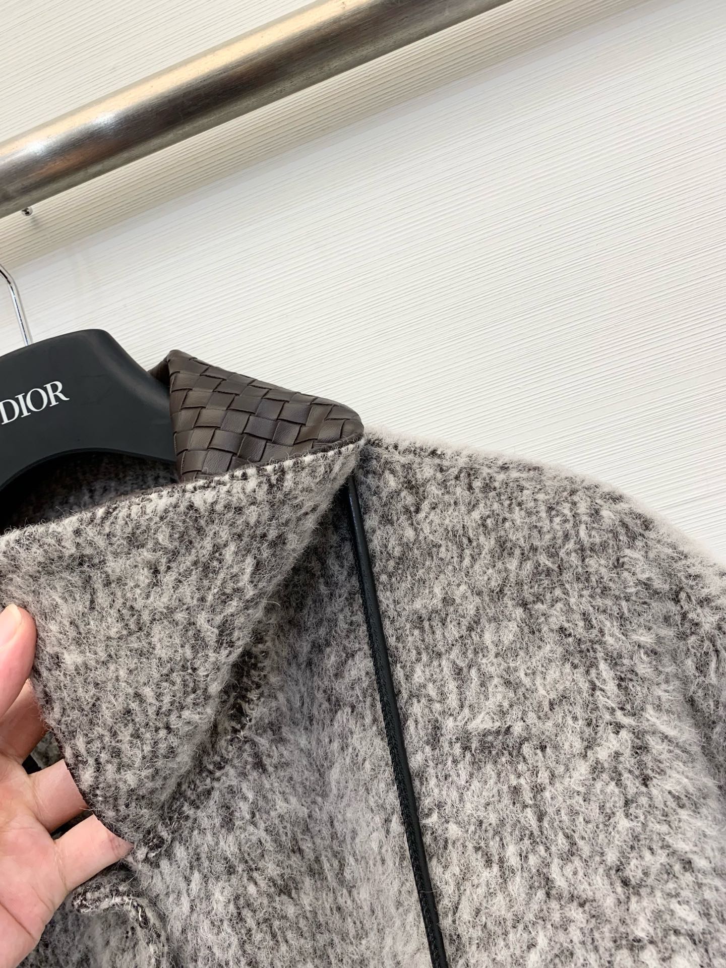 BV 25秋冬新款 编织皮领配包包中长款长毛羊毛大衣，爆款🔥首推，采用安第斯高级别长毛面料 保暖的同时更