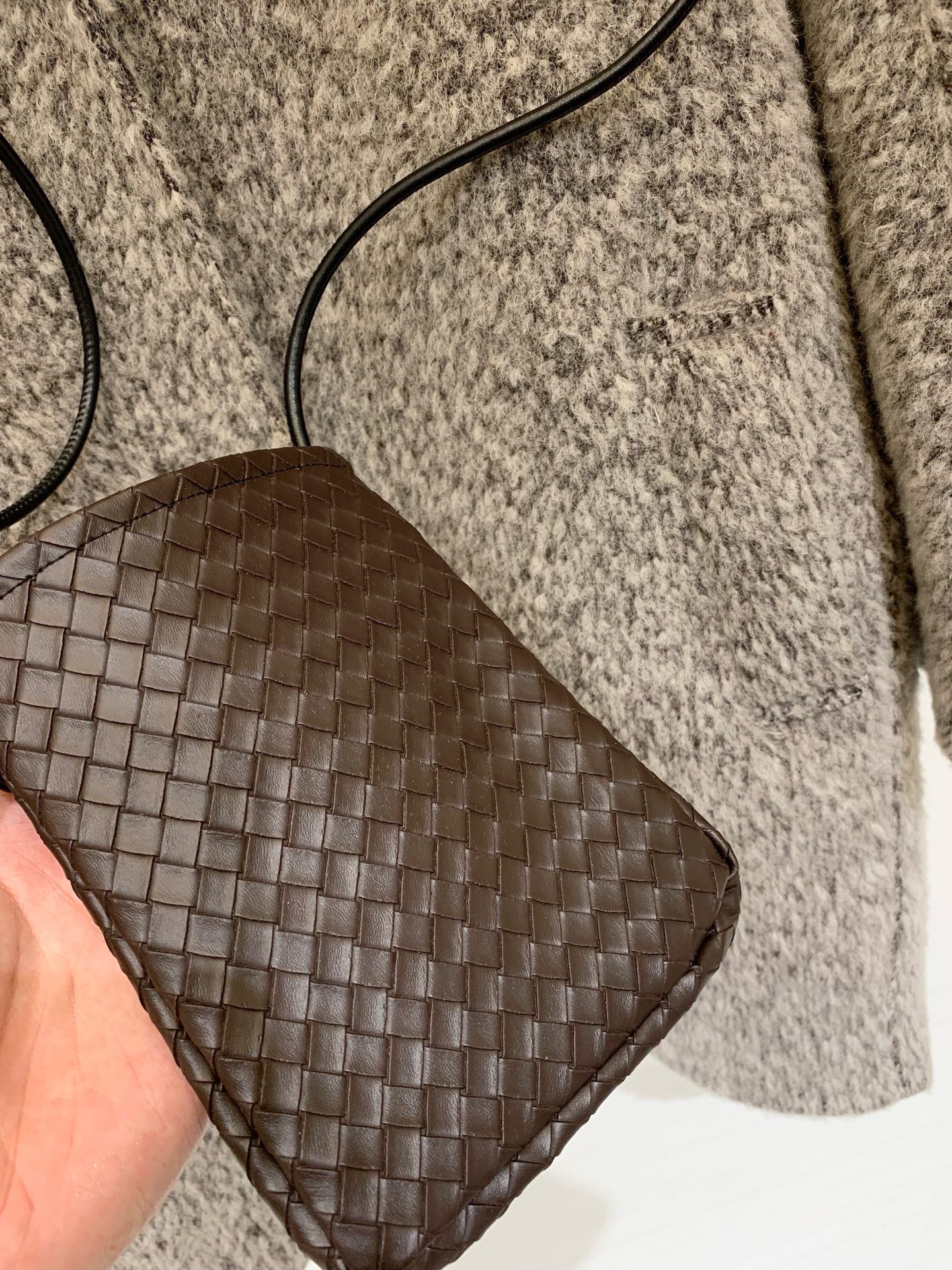 BV 25秋冬新款 编织皮领配包包中长款长毛羊毛大衣，爆款🔥首推，采用安第斯高级别长毛面料 保暖的同时更