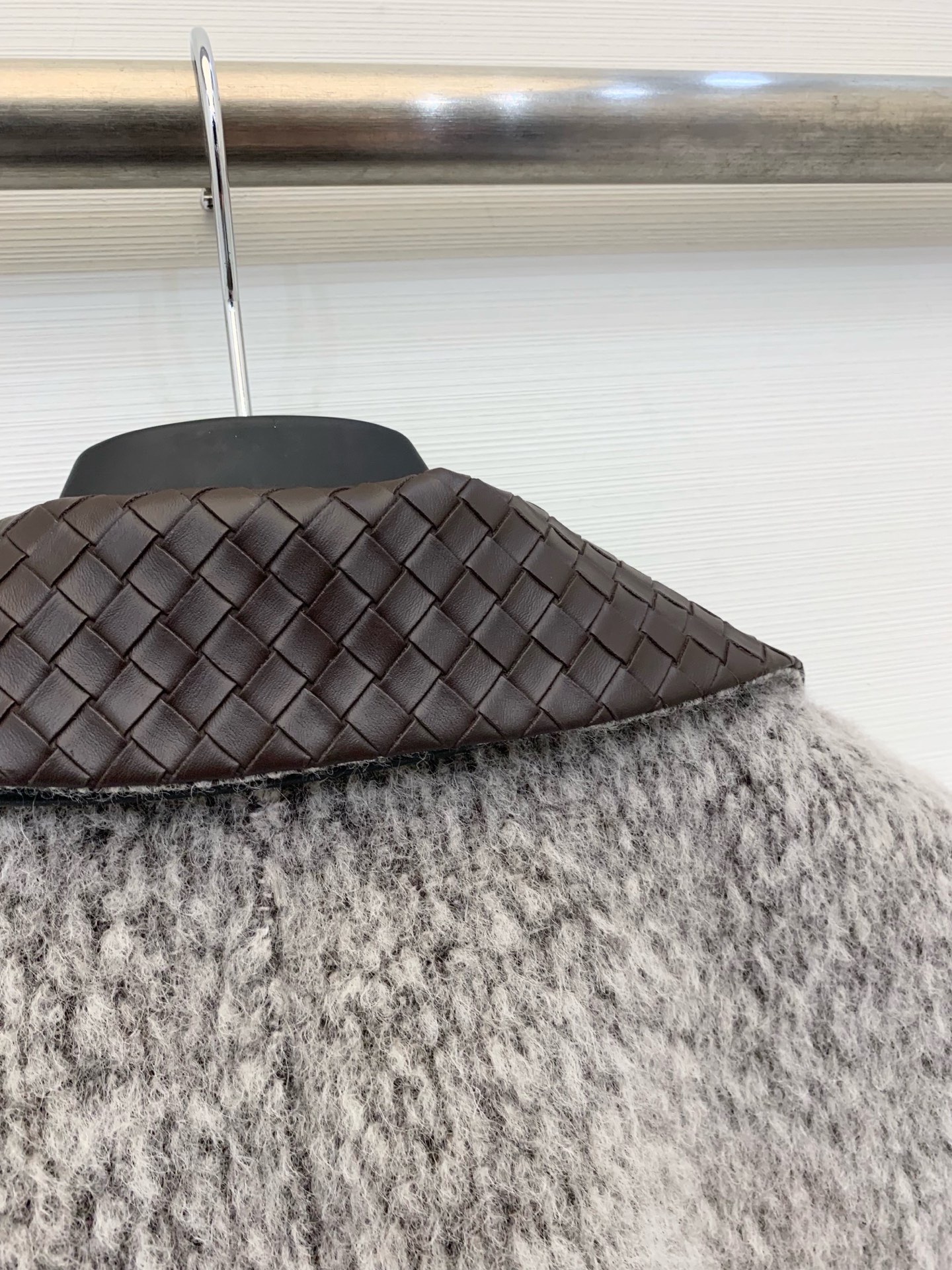 BV 25秋冬新款 编织皮领配包包中长款长毛羊毛大衣，爆款🔥首推，采用安第斯高级别长毛面料 保暖的同时更