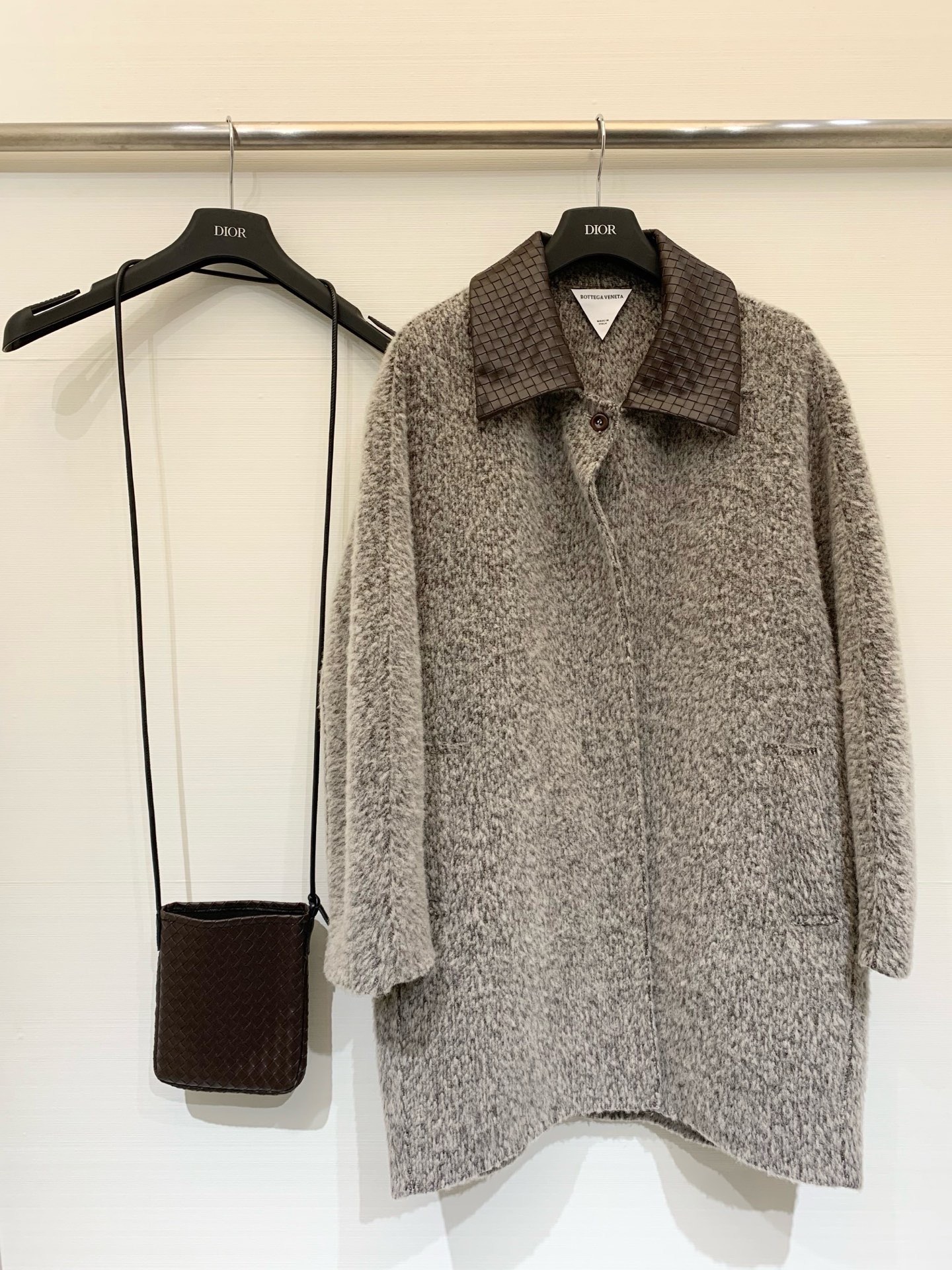 NO:569025,Comes with dust bag BV 25 new autumn and winter style Woven leather collar and bag mid-length long-haired wool coat, the first popular model, using Andean high-grade long-haired fabrics to keep warm while improving the overall fabric quality. Iconic woven leather collar woven bag design, super cost-effective combination, every detail is perfect. Two-color sml P,,bottega veneta,alexander wang19860909配防尘袋BV 25秋冬新款 编织皮领配包包中长款长毛羊毛大衣,爆款首推,采用安第斯高级别长毛面料 保暖的同时更加提升整体面料档次 标志性编织皮领编织包包设计,超高性价比组合,每个细节都是满分 两色sml P,,bottega veneta,alexander wang,Women's clothing