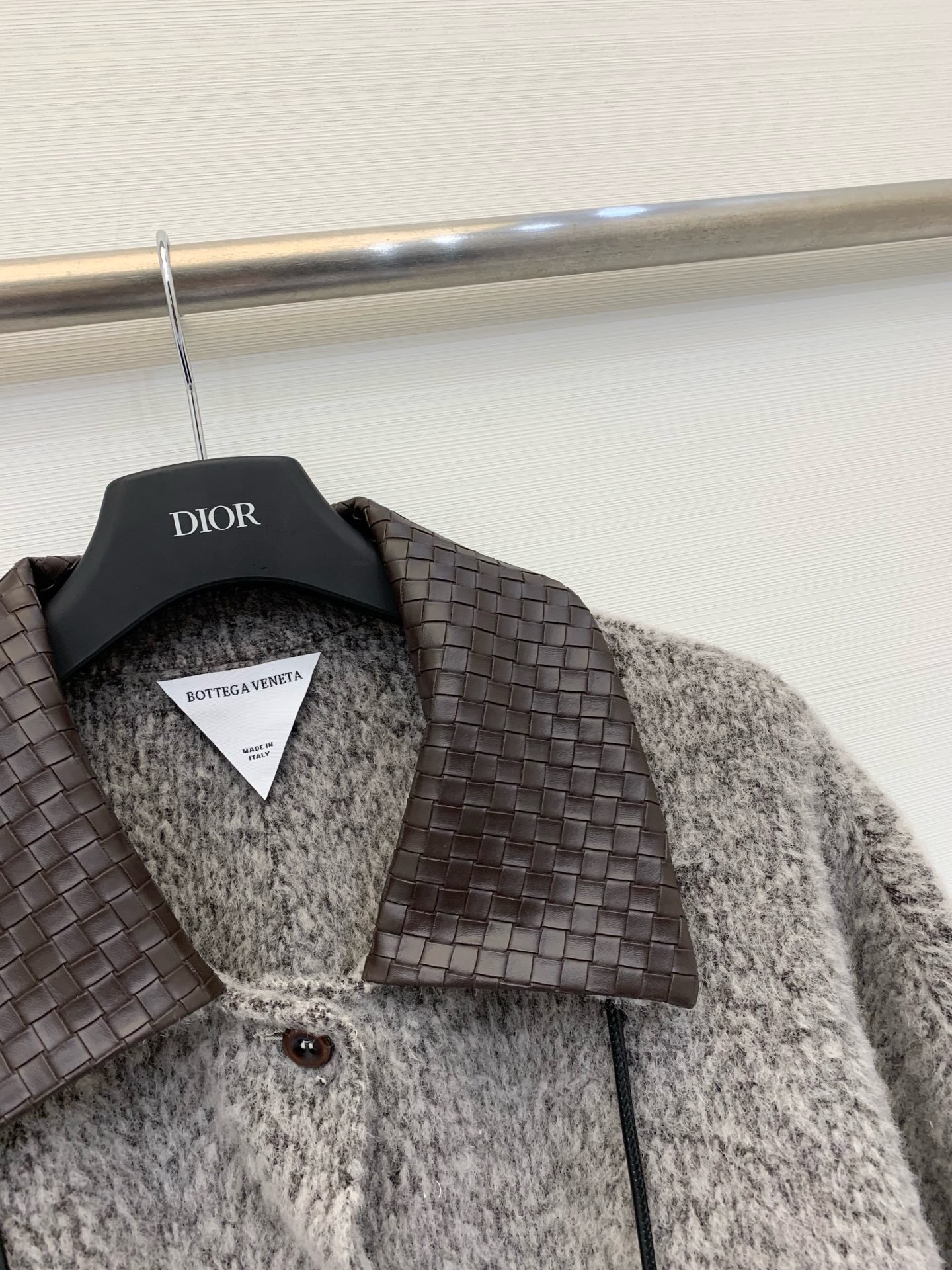 BV 25秋冬新款 编织皮领配包包中长款长毛羊毛大衣，爆款🔥首推，采用安第斯高级别长毛面料 保暖的同时更