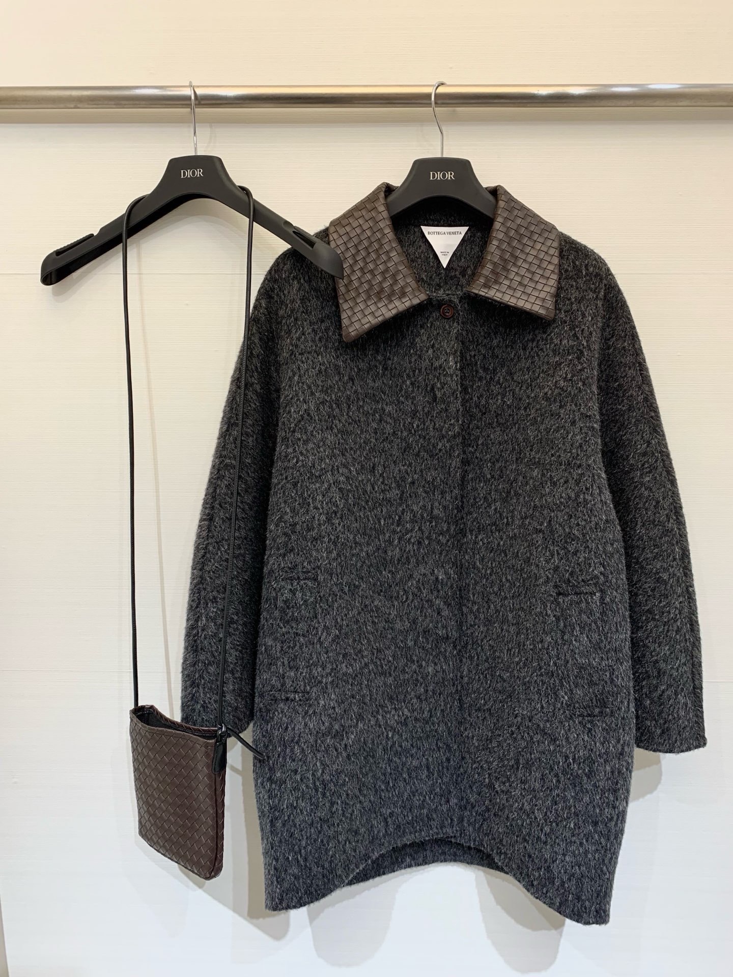 NO:569028,Comes with dust bag BV 25 new autumn and winter style Woven leather collar and bag mid-length long-haired wool coat, the most popular model, using high-grade Andean long-haired fabrics to keep warm while improving the overall fabric quality. Iconic woven leather collar woven bag design, super cost-effective combination, every detail is perfect. Two-color sml,,bottega veneta,alexander wang19860909配防尘袋BV 25秋冬新款 编织皮领配包包中长款长毛羊毛大衣,爆款首推,采用安第斯高级别长毛面料 保暖的同时更加提升整体面料档次 标志性编织皮领编织包包设计,超高性价比组合,每个细节都是满分 两色sml,,bottega veneta,alexander wang,Women's clothing