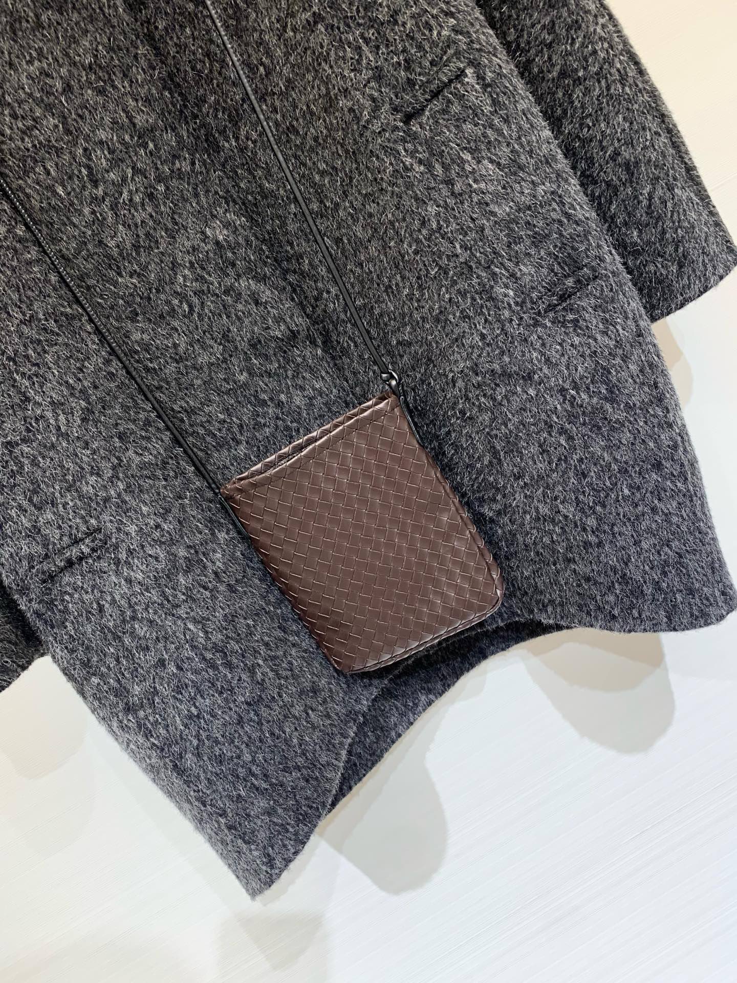 BV 25秋冬新款 编织皮领配包包中长款长毛羊毛大衣，爆款🔥首推，采用安第斯高级别长毛面料 保暖的同时更