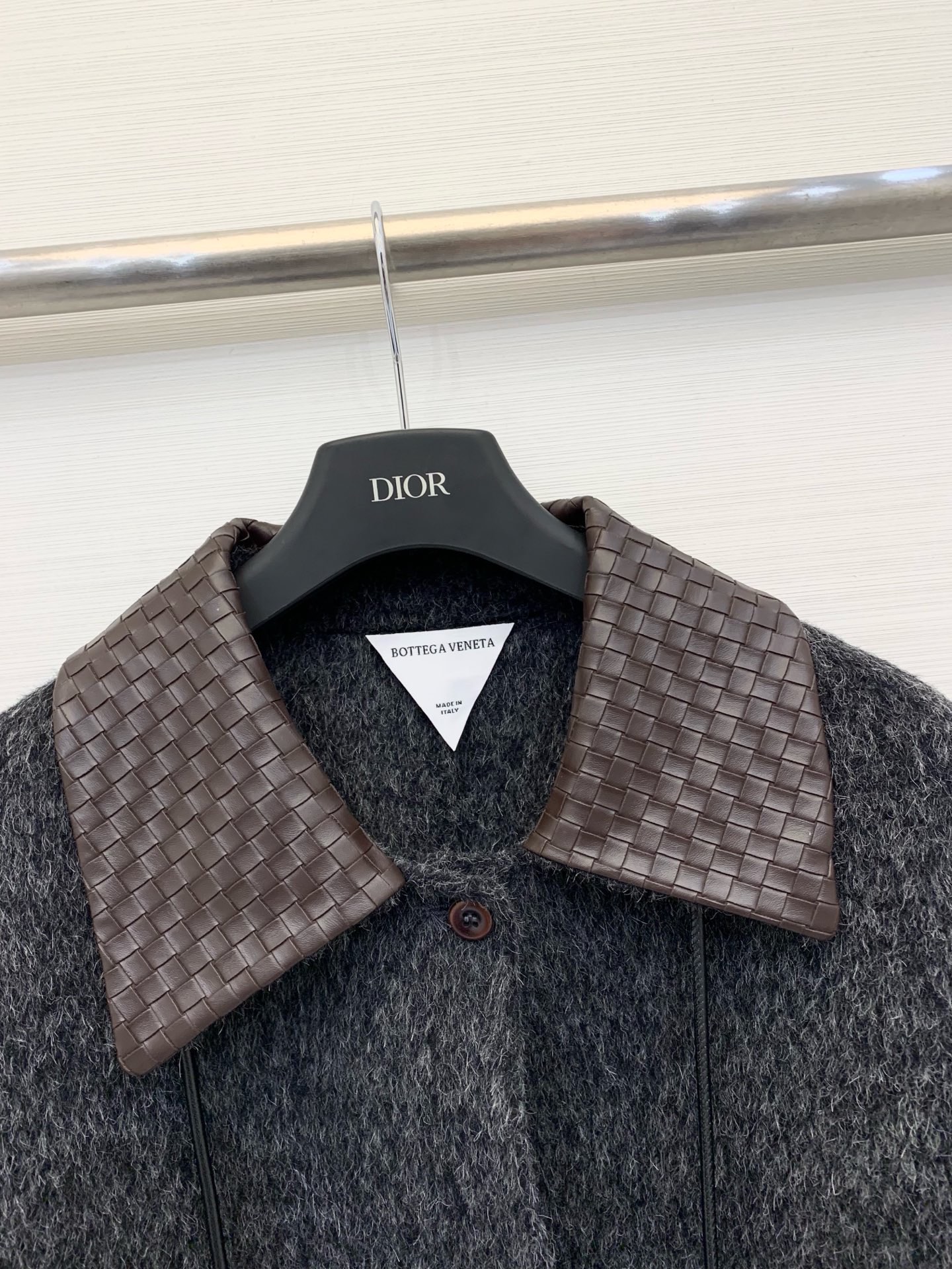 BV 25秋冬新款 编织皮领配包包中长款长毛羊毛大衣，爆款🔥首推，采用安第斯高级别长毛面料 保暖的同时更