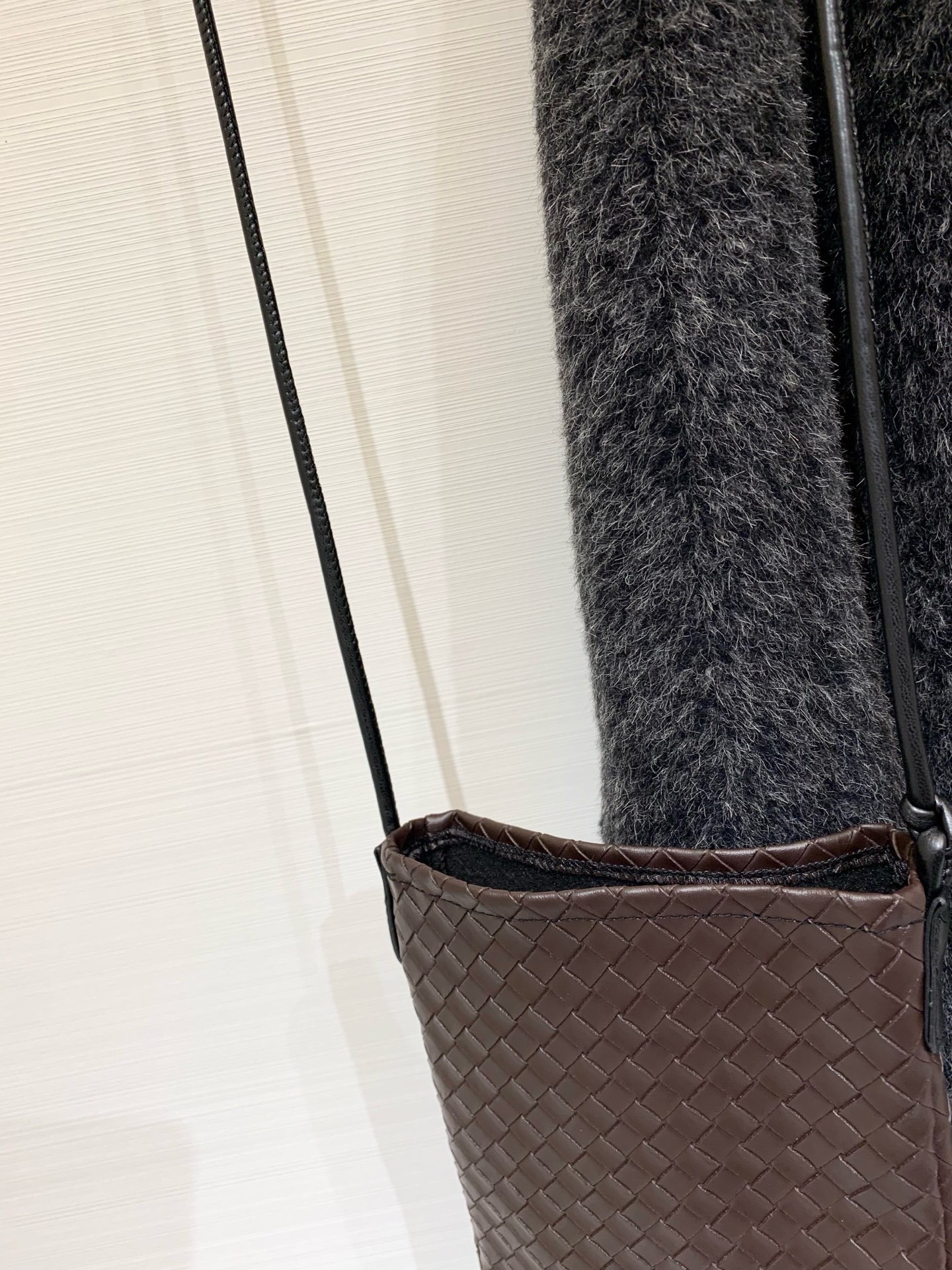 BV 25秋冬新款 编织皮领配包包中长款长毛羊毛大衣，爆款🔥首推，采用安第斯高级别长毛面料 保暖的同时更