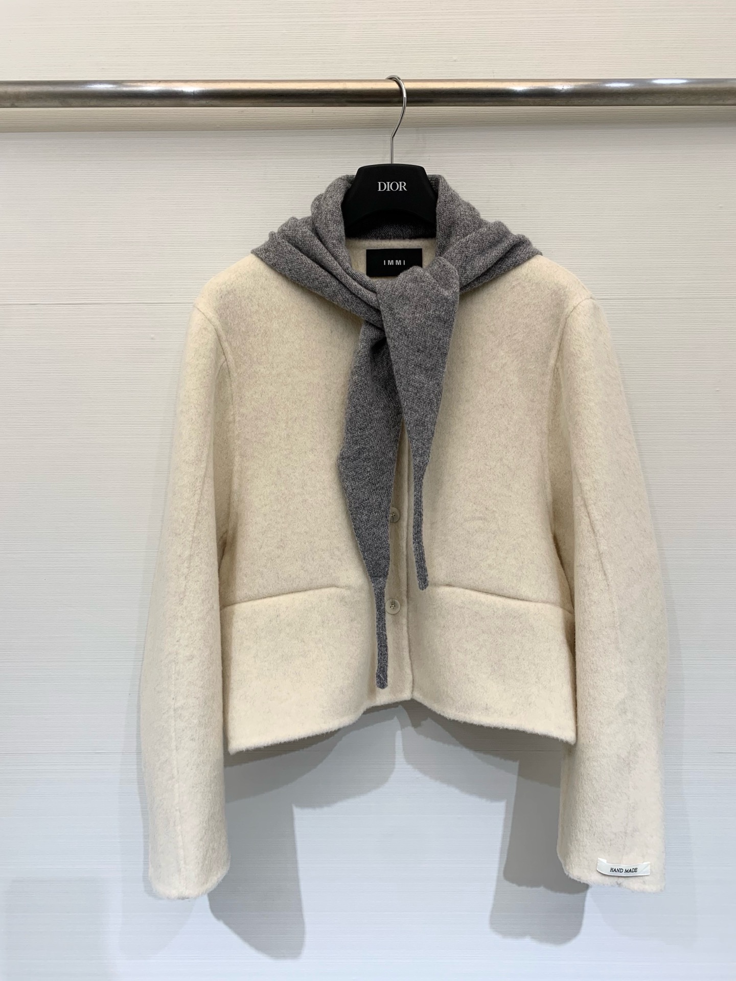 NO:569034,Comes with dust bag IMMI 25 new autumn and winter style double-sided wool coat with scarf Sleeves slightly scimitar style Soft to the touch Warm and comfortable Removable scarf Layering adds fashion and atmosphere Two-color SML, jackets & coats, alexander wang19860909配防尘袋IMMI 25秋冬新款 围巾款双面羊毛外套 袖子微弯刀版型 手感柔软 保暖舒适 拆卸围巾 叠搭拉满时髦度和氛围感 两色SML,,jackets & coats,alexander wang,Women's clothing