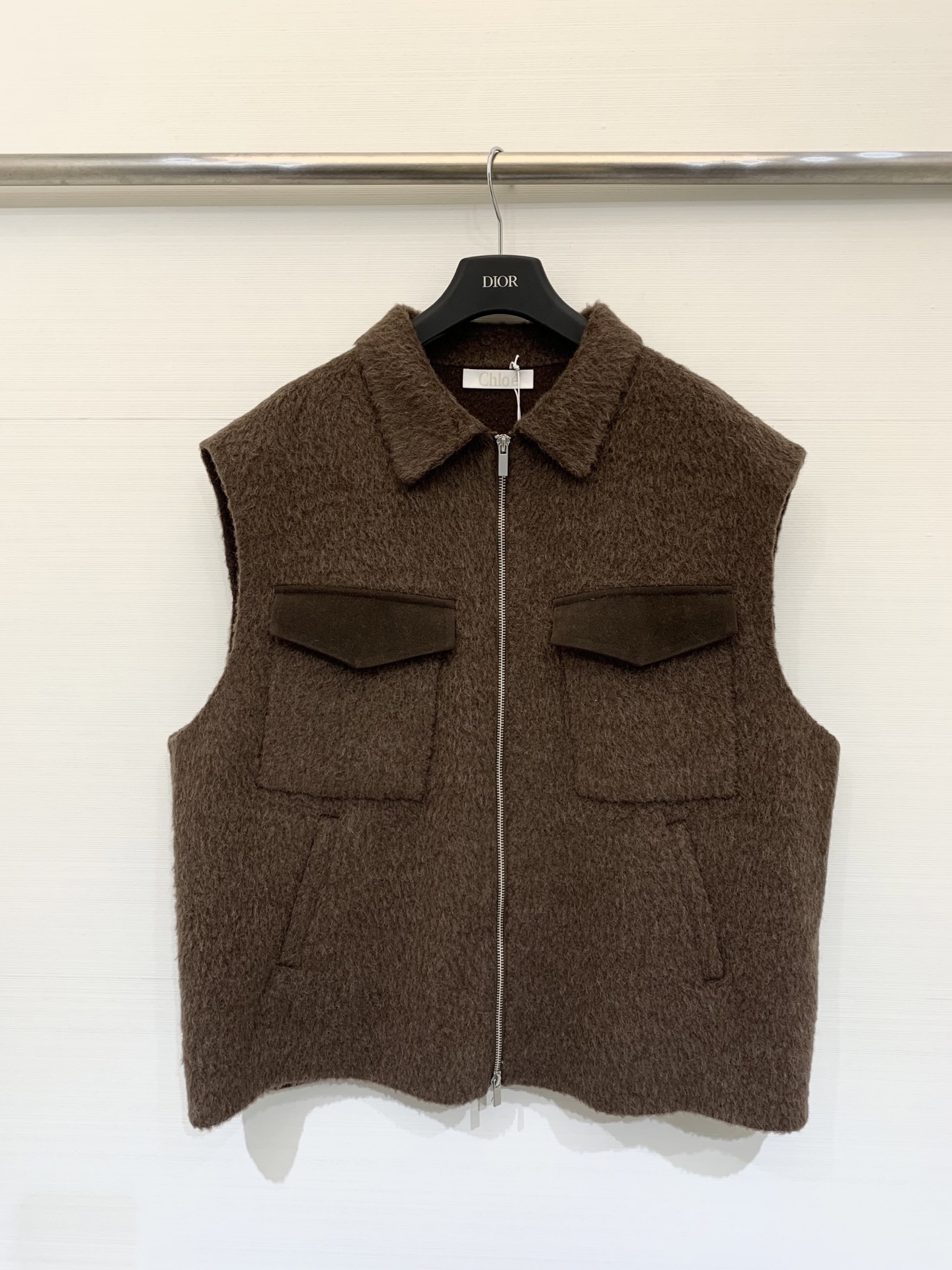 NO:569026,With dust bag, Chloe 25 new autumn and winter style. Lapel double-sided alpaca vest cardigan jacket. Alpaca wool blended fabric. Contrast color double pocket design. Loose fit to slim down and reduce age. The upper body has a sweet smell. It looks good inside and outside. Must-have artifact for reducing age in autumn and winter. Two colors sm,,chloe,loewe,jackets & coats,alexander wang19860909配防尘袋Chloe 25秋冬新款 翻领双面羊驼毛马甲开衫外套 羊驼羊毛混纺面料 撞色双口袋设计 宽松版型显瘦减龄 上身甜美气息扑面而来 内搭外搭都好看 秋冬必备减龄神器 两色sm,,chloe,loewe,jackets & coats,alexander wang,Women's clothing