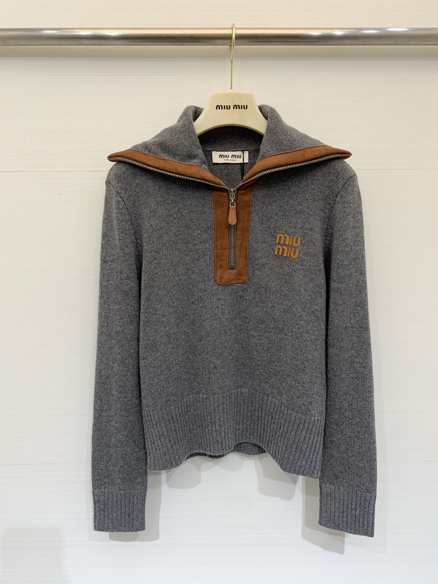 NO:569991,MIUMI* new style for autumn and winter. Lapel half-zip knitted long-sleeved pullover style. Contrast color edging. Logo pattern decoration on bust. Upper body with high-end atmosphere. 2 color codes //,,miumiu,alexander wang19860909MIUMI* 秋冬新款 翻领半拉链针织长袖套头款 撞色包边 胸围Logo图案修饰点缀 上身高级氛围感 2色碼 //,,miumiu,alexander wang,Women's clothing