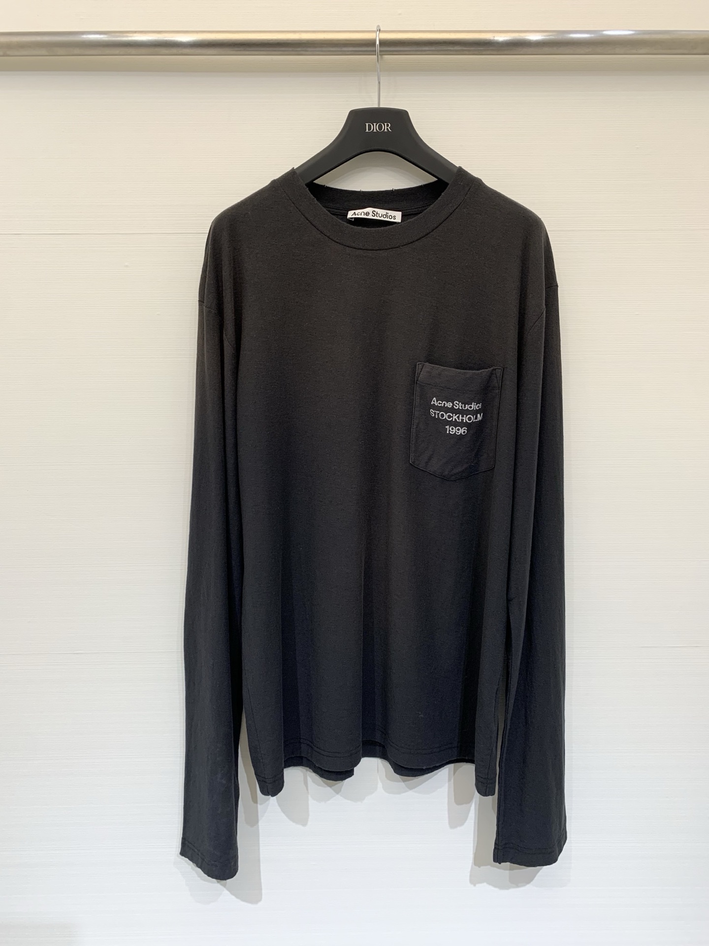 NO:569993,AcneStudio* 2025 new autumn and winter products. Distressed hole-pocket long sleeves. Customized cotton material. Comfortable texture. The chest pocket is embellished with letter logo. Loose fit. Fashionable both outside and inside. Size SML,,acne studios,dior,alexander wang19860909AcneStudio* 2025秋冬新品 做旧破洞口袋长袖 定制全棉材质 质感舒适 胸口口袋处位置以字母徽标点缀 宽松版型 外穿内搭都出彩时髦 码数SML,,acne studios,dior,alexander wang,Women's clothing