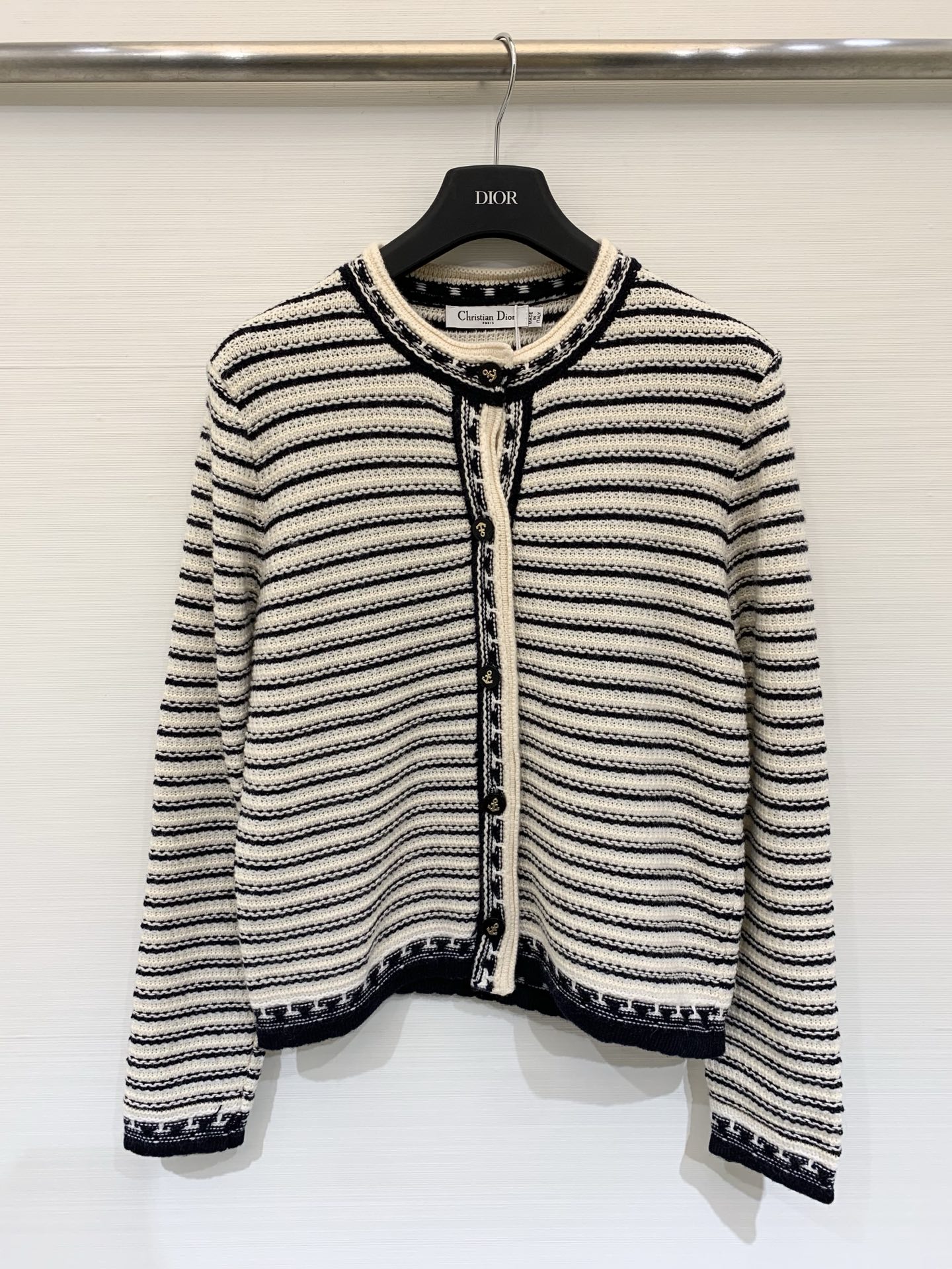 NO:575868,Dior 2025 new autumn and winter round-neck knitted striped cardigan. Customized YB wool knitted material. Soft and delicate. Color collision creates a superimposed effect. Iconic anchor round buckle decoration. The upper body is simple and advanced, full of foreign style. Two-color sml, dior, alexander wang19860909Dior 2025秋冬新品 圆领针织条纹开衫 定制YB羊毛针织材质 柔软细腻 颜色碰撞打造叠加效果 标志性船锚圆扣装饰 上身尽显简约高级 洋气十足 两色sml,,dior,alexander wang,Women's clothing