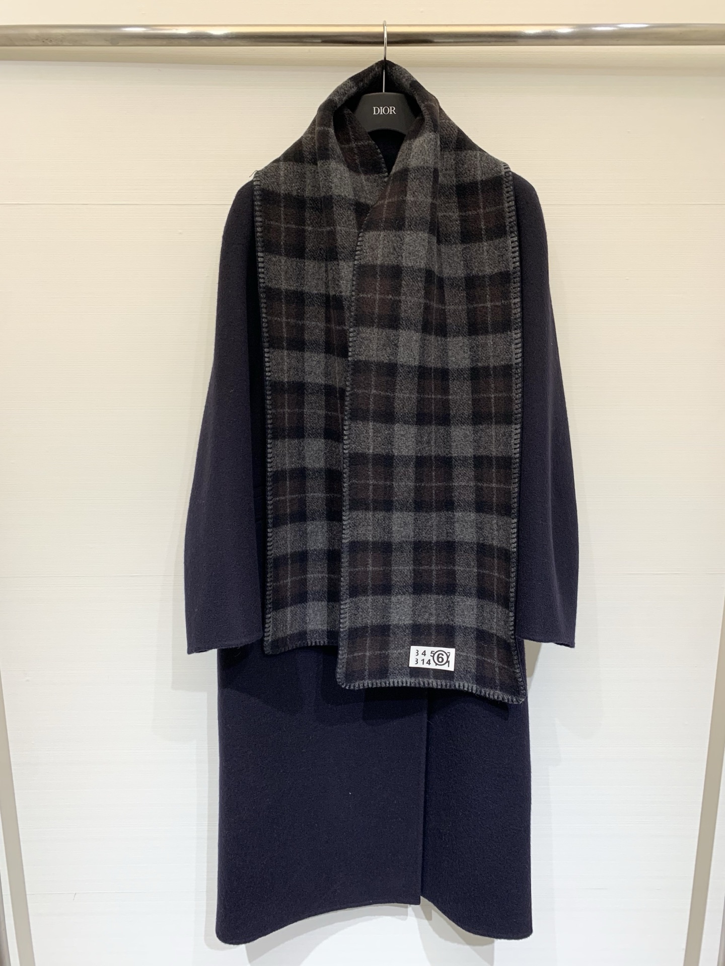 NO:658728,Comes with dust bag MM6 plaid scarf double-sided wool coat to create a warm wrapping feeling in autumn and winter. Detachable scarf. yb customized 10 cashmere 90 wool fabric. Soft and comfortable texture. Clean and simple lines. Wrap around the neck casually. Easily concave into various shapes to stretch freely and soar. Create a timeless and cool style. Beautiful and sassy. Everyone can control it. Size SML, masion  margiela,alexander wang19860909配防尘袋MM6 格纹围巾双面羊毛大衣 构筑秋冬温暖的包裹感 可脱卸围巾 yb定制10羊绒90羊毛面料 质感软糯舒适 利落简约的线条 随性随意的围裹于脖颈处 轻松凹出多样造型舒展自如气场飙升 打造不过时的飒爽型格 又美又飒 人人皆可驾驭 码数SML,,masion margiela,alexander wang,Women's clothing