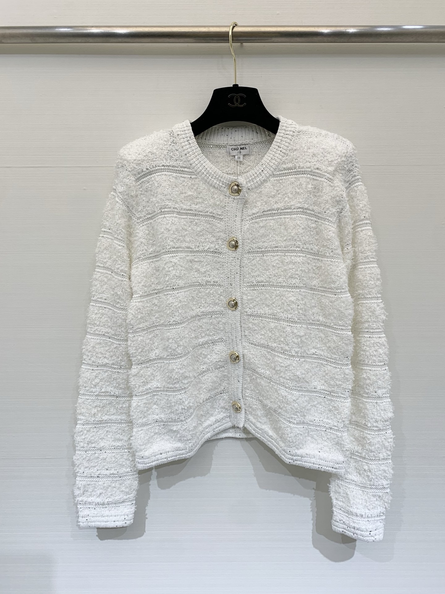 NO:576119,Chanel's new autumn and winter style cardigan style with sequins and small fragrance. Logo pattern decoration and embellishment. Series models are shipped. The upper body has a high-end atmosphere. 2 colors //,,chanel,alexander wang19860909Chanel 秋冬新款 珠片小香风开衫款 Logo图案修饰点缀 系列款出货 上身高级氛围感 2色//,,chanel,alexander wang,Women's clothing