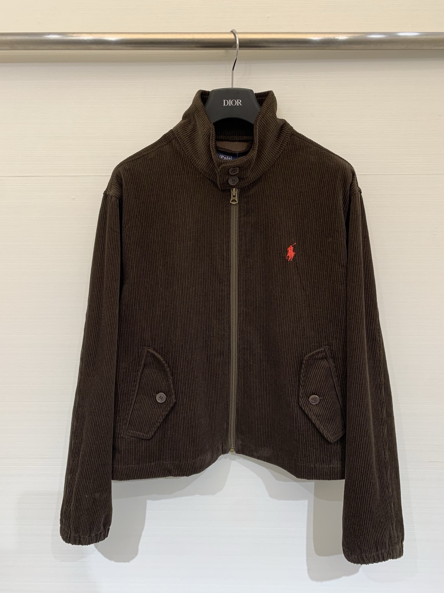 NO:576127,Polo Ralph Lauren 25 new autumn and winter corduroy jacket, retro British style, classic Harrington jacket style, with zipper and lapel, practical and stylish, corduroy material is soft and warm, perfect for autumn and winter wear, pony embroidery on the chest is very recognizable, full of details, two flap pockets + metal buttons, full of retro feel ~ can be worn for commuting and casual wear, goes great with jeans or casual pants, simple and advanced, it is a must-have item for autumn and winter wardrobe  two-color sml,,loro piana,jeans,jackets & coats,alexander wang19860909Polo Ralph Lauren 25秋冬新款 灯芯绒夹克 复古英伦风 经典哈灵顿夹克版型 搭配拉链和翻领 实用又有型 灯芯绒材质柔软保暖 秋冬穿超合适 胸前小马刺绣超有辨识度 细节满分 两个翻盖口袋+金属纽扣 复古感拉满～通勤休闲都能穿 搭牛仔裤或休闲裤都很出彩 简约又高级 是秋冬衣橱必备单品 两色sml,,loro piana,jeans,jackets & coats,alexander wang,Women's clothing