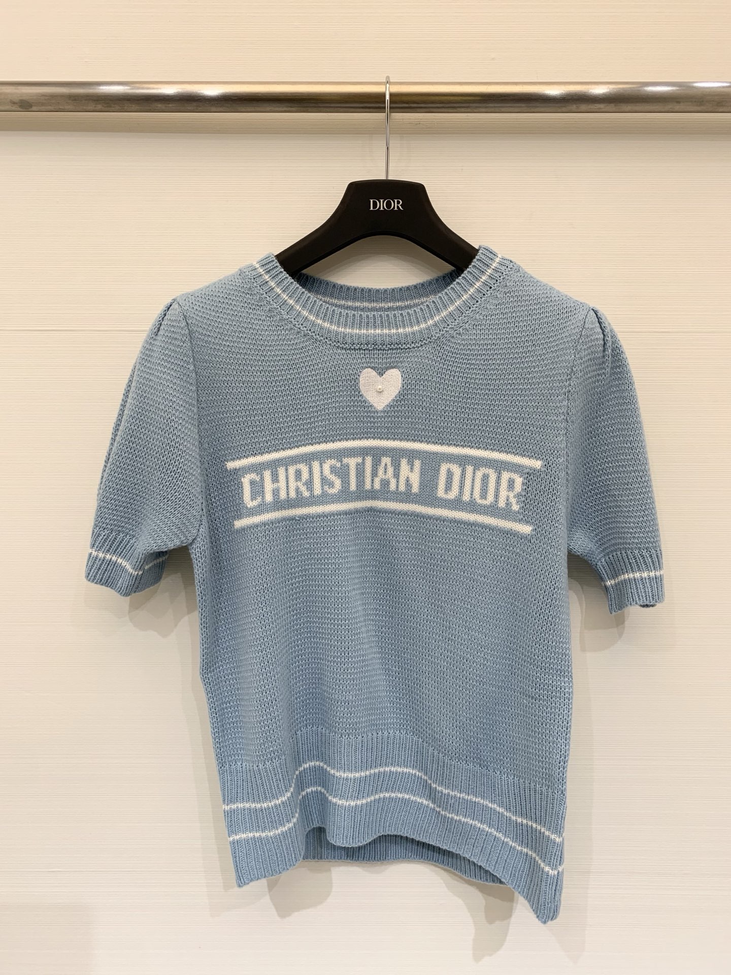 NO:576497,Dior 25 autumn and winter new style, the same style as the official website, love embroidered short-sleeved style, logo pattern decoration, upper body with high-end atmosphere, 3 colors sml, dior, T-shirt, alexander wang19860909Dior 25秋冬新款 官网同款 爱心刺绣短袖款 Logo图案修饰点缀 上身高级氛围感 3色sml,,dior,T-shirt,alexander wang,Women's clothing