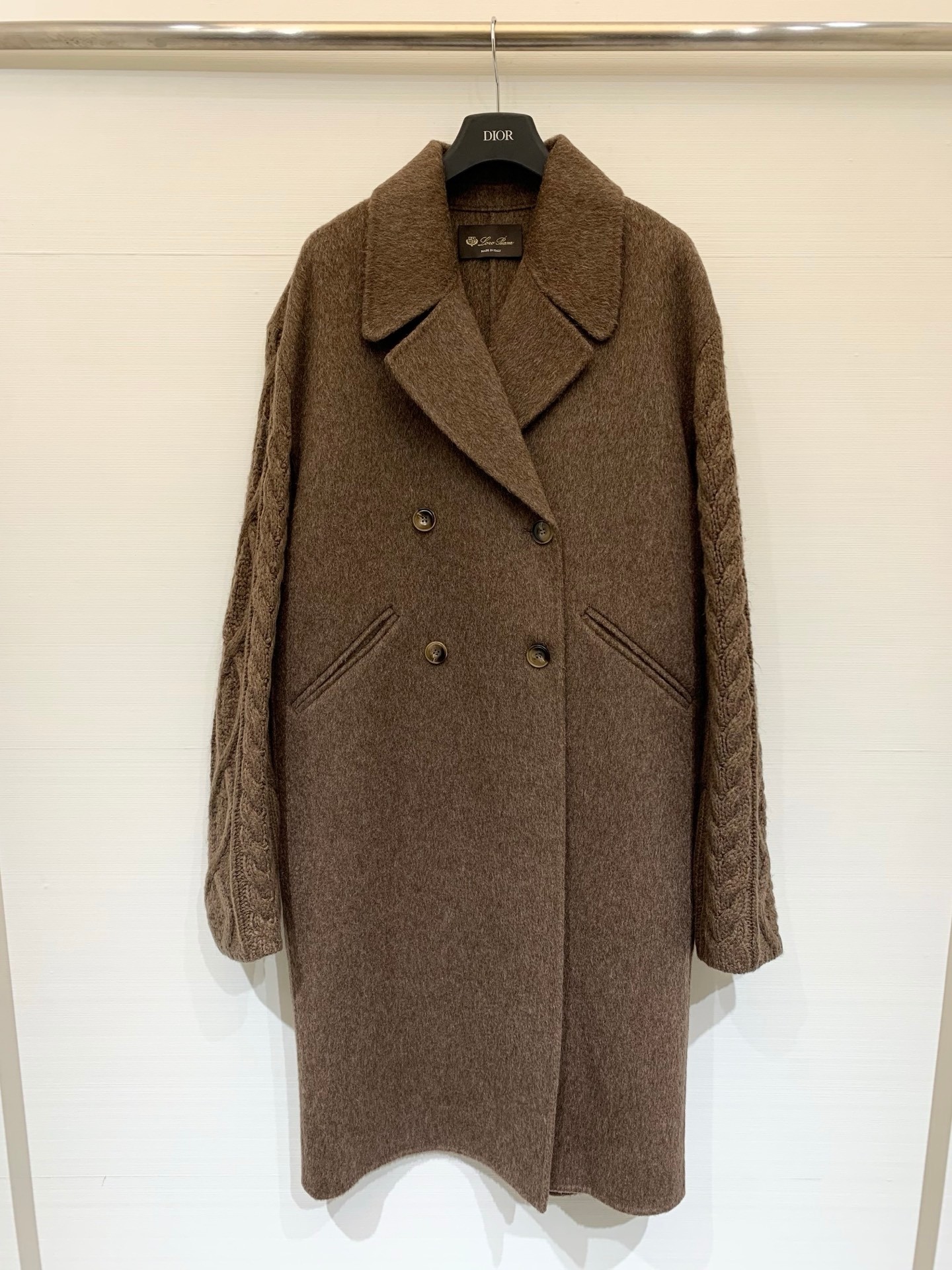 NO:576499,Comes with dust bag LP 25 autumn and winter patchwork knitted sleeve double-sided cashmere coat, made of high-quality 90 wool + 10 cashmere, soft and warm, perfect for autumn and winter!  Double-breasted + diagonal pocket design, textured details on the sleeves, full of layering. Low-key and versatile, it can be easily worn for commuting, daily life, and festivals. It looks great with light-colored inner wear or dark trousers. It is simple and high-end. It is a must-have item for autumn and winter wardrobes!  Two-color SML,,loro piana,alexander wang19860909配防尘袋LP 25秋冬拼 拼接针织袖双面羊绒大衣,采用高品质90羊毛＋10羊绒,柔软又保暖,秋冬穿超合适！双排扣＋斜口袋设计,袖部拼接纹理细节,层次感满满.低调百搭,通勤、日常、节日都能轻松驾驭,搭配浅色内搭或深色裤装都很出彩,简约又高级,秋冬衣橱必备单品！ 两色SML,,loro piana,alexander wang,Women's clothing