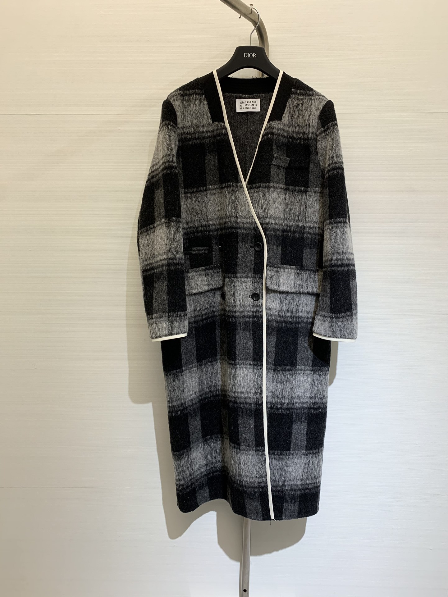 NO:576501,Comes with dust bag 2025 new spliced ​​trim collar wool coat, double-breasted to easily show retro charm, made of sheep wool fabric, warm and comfortable, and also adds a sense of luxury. The cashmere coat is soft and feels comfortable. Choose a black and white plaid coat, which is classic with a touch of modernity. Pair it with jeans and Martin boots to create a handsome and fashionable street style. Boots, jeans, alexander wang19860909配防尘袋 2025 新款 拼接边饰领羊毛大衣,双排扣轻松展现复古魅力,采用绵羊毛面料,温暖舒适,还增添一份高级感,羊绒大衣的质地柔软,手感舒服,选择黑白格子大衣,经典中带有些许摩登感,搭配牛仔裤和马丁靴,可以营造出帅气又时髦的街头风格 码数,,boots,jeans,alexander wang,Women's clothing