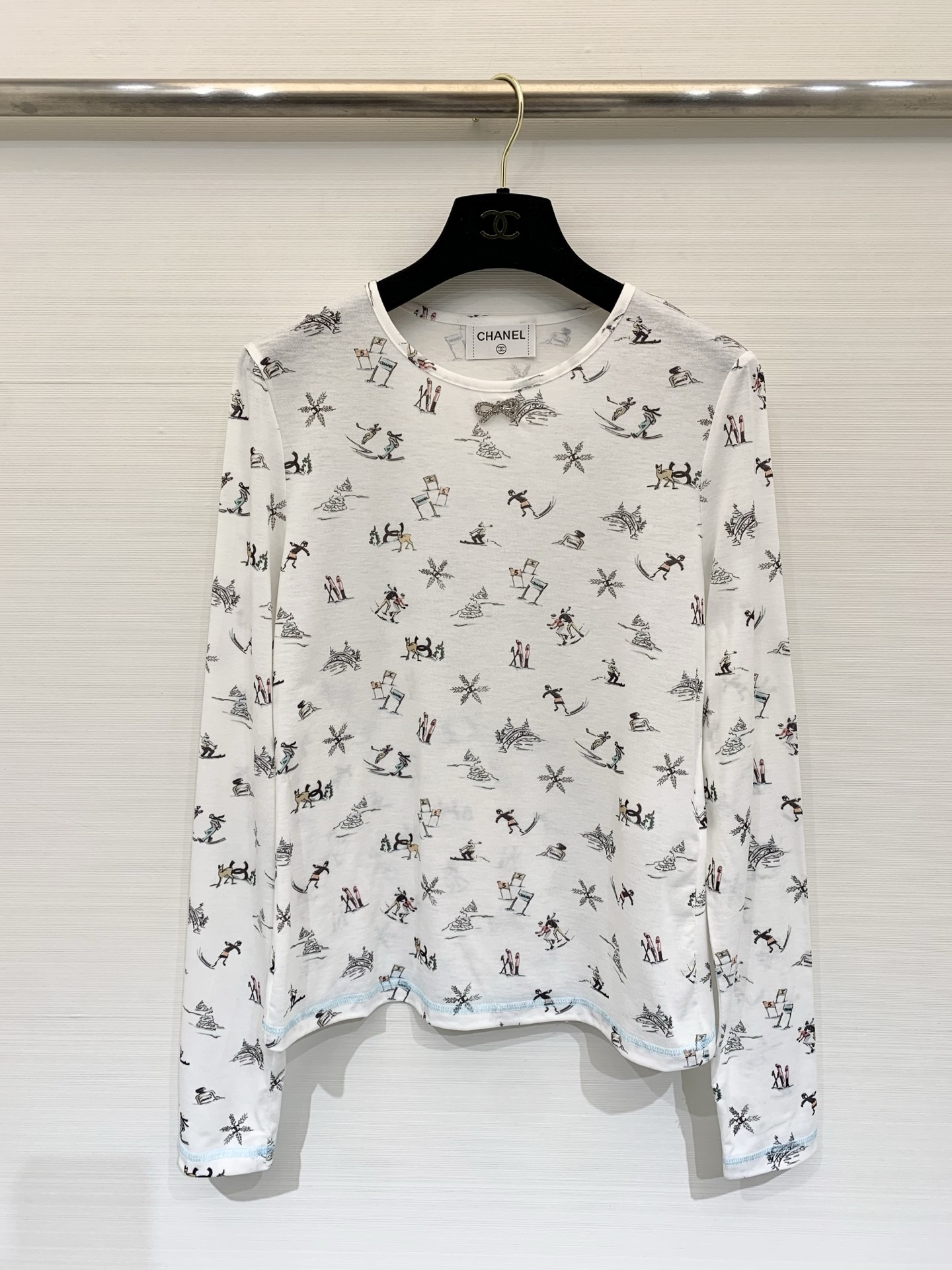 NO:577085,Chanel 25N ski series Coco Neige printed bottoming shirt, soft stretch fabric, close-fitting and comfortable, suitable for layering or wearing alone in autumn and winter. Off-white background with ski characters, snowmen, snow scene cartoon prints, lively and playful, full of winter atmosphere. The bow details on the neckline are super exquisite, the cuffs and hem are blue piping, perfect layering, match with turtleneck sweater or ski jacket, easily get Chanel ski style style Code number SML,,chanel,chanel,jackets &  coats,sweaters,alexander wang19860909Chanel 25N滑雪系列 Coco Neige 印花打底衫,柔软弹力面料,贴身舒适,适合秋冬内搭或单穿.米白底色配滑雪人物、雪人、雪景卡通印花,活泼俏皮,满满冬日氛围.领口蝴蝶结细节超精致,袖口和下摆蓝色滚边,层次感满分,搭配高领毛衣或滑雪外套,轻松get香奈儿滑雪风造型 码数SML,,chanel,chanel,jackets & coats,sweaters,alexander wang,Women's clothing