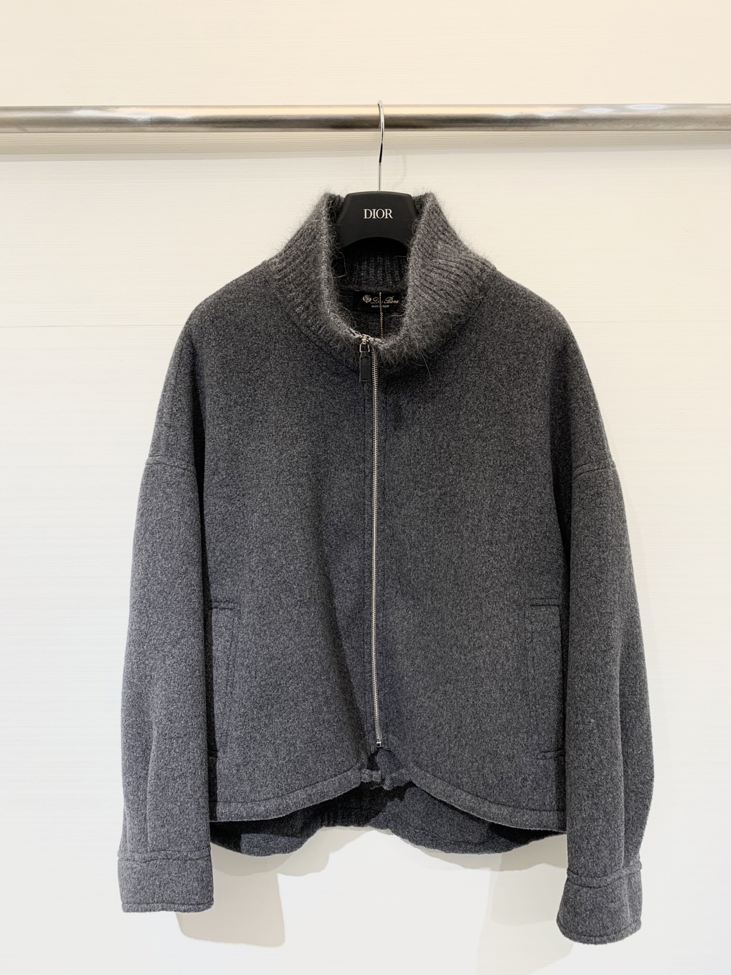 NO:577076,LP Nuoyou Piana 25 new products for autumn and winter. Minimalist short zipper double-sided cashmere jacket/coat. Purely handmade. Elegant single-row zipper design. The upper body is super high-end. It is fashionable and slim with a soft fur collar. Imported cashmere fabric. Soft, warm and comfortable. A must-have item for Bai Fumei. The upper body is slimming. Coffee color. Gray sml, loro piana, jackets & coats, alexander wang19860909LP 诺悠翩雅 25秋冬新品 极简主义短款拉链双面羊绒外套/大衣 纯手工制作工艺 优雅大气的单排拉链设计 上身超高级 搭配柔软的毛领时髦又显瘦 进口羊绒面料 柔软保暖舒适 白富美必入单品 版型上身巨显瘦 咖色 灰色sml,,loro piana,jackets & coats,alexander wang,Women's clothing