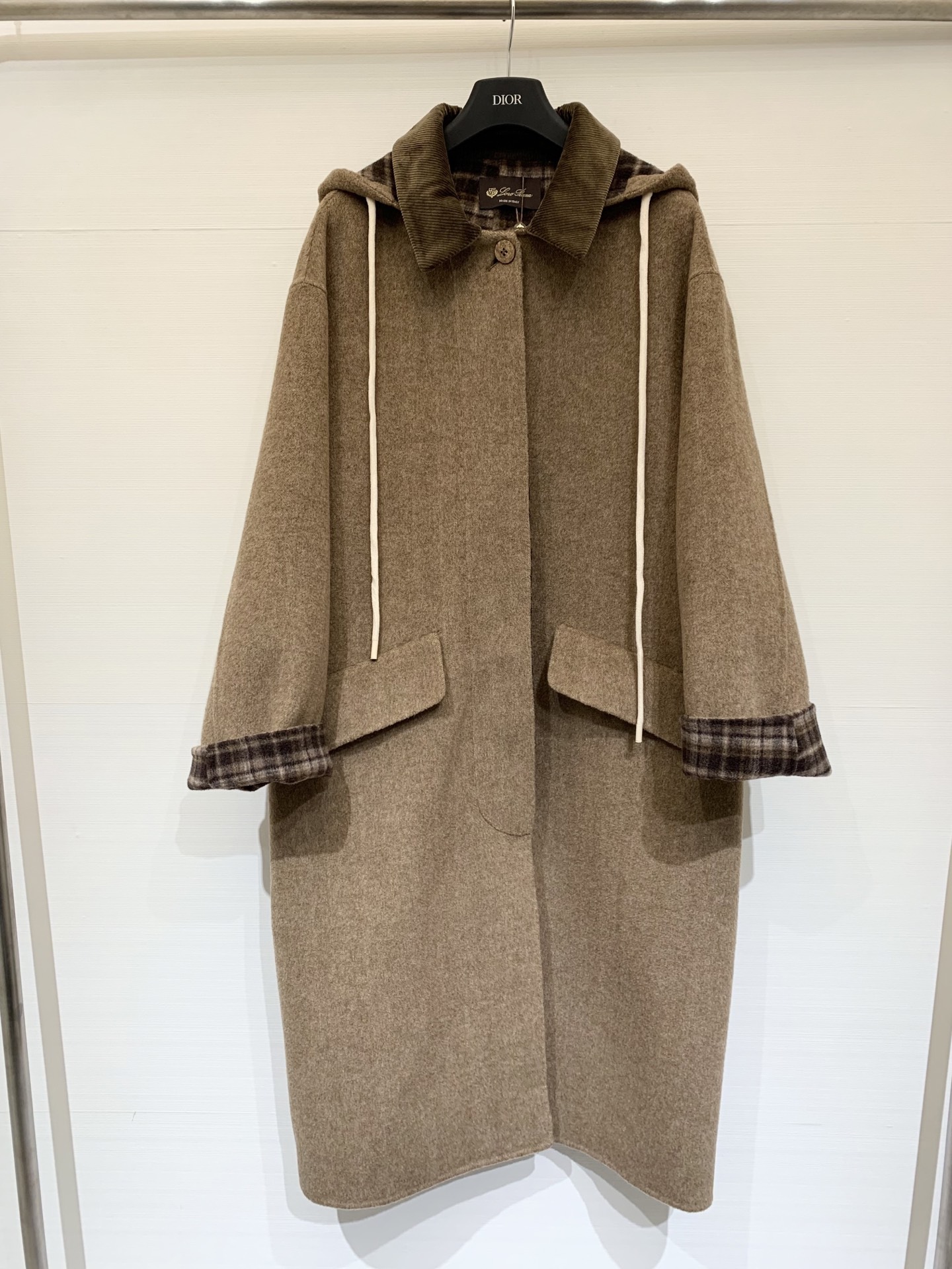 NO:577079,Comes with dust bag LP, old money style outfit, high-end long double-sided cashmere lapel hooded coat, custom imported 10 cashmere 90 wool fabric, long cocoon-shaped lapel cut, inner plaid design adds retro flavor, simple tailoring highlights the high-end texture of the fabric, wears the gentleness and delicacy of a Korean heroine, and shows an elegant posture on the upper body, whether it is daily travel or business negotiation, it can make you the focus. sm two sizes,, loro piana, hats, alexander wang19860909配防尘袋LP 老钱风穿搭 高级长款双面羊绒翻领连帽大衣 定制进口10羊绒90羊毛面料 长款茧型翻领剪裁 内里格纹设计增添复古气息 简约剪裁更突出面料高级质感 穿出韩式女主般的温柔细腻 上身展现优雅姿态 无论是日常出行还是商务洽谈 都能让你成为焦点 sm两个码,,loro piana,hats,alexander wang,Women's clothing