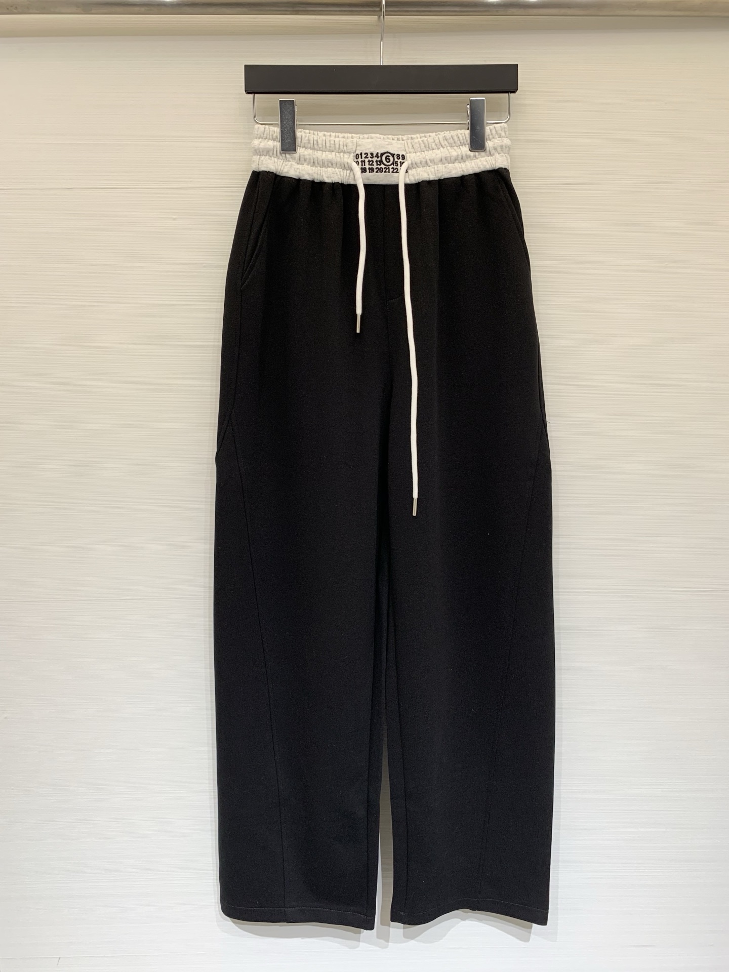 NO:577497,MM6 25 new autumn and winter style digital LOGO waistband casual pants, banana pants type, full of layers and very tolerant, comfortable to wear without tightening the waist ~ gray and versatile, can be easily used for commuting, dating, and leisure, it is very stylish with sweatshirts, sweaters, shirts. Two-color SML, masion margiela, hoodie, sweatshirts, sweaters, shirts, alexander wang19860909MM6 25秋冬新款 数字LOGO腰头休闲裤,香蕉裤型,层次感满满还很包容,穿着舒适不勒腰～灰色百搭,通勤、约会、休闲都能轻松驾驭,随便搭卫衣、毛衣、衬衫都很有型 两色SML,,masion margiela,hoodie,sweatshirts,sweaters,shirts,alexander wang,Women's clothing