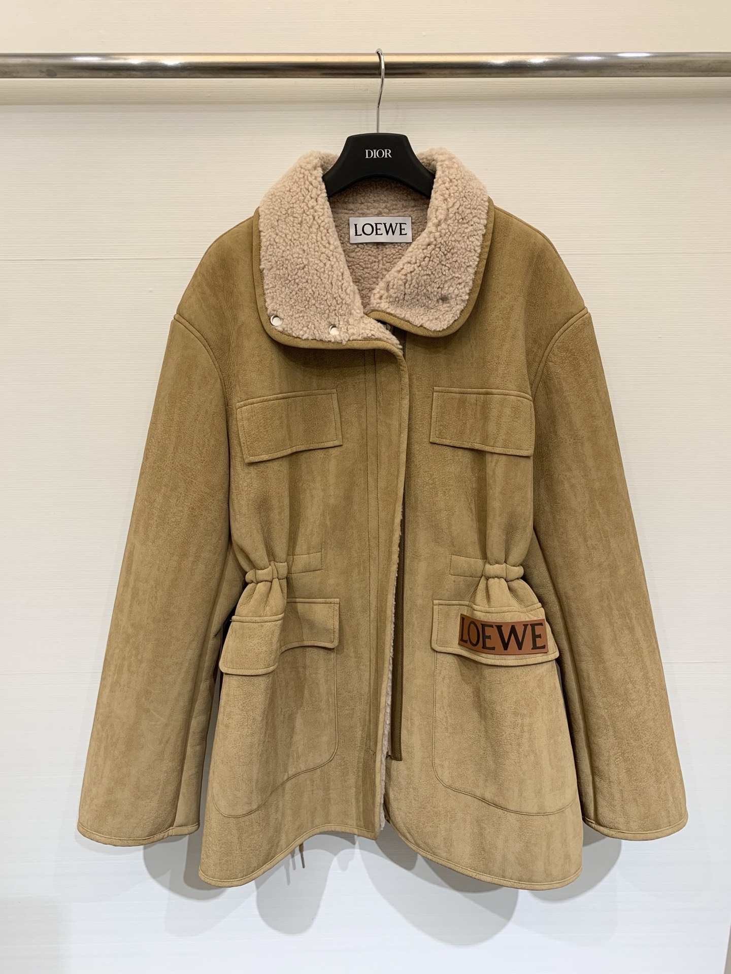 NO:578061,LOEWE 25 new autumn and winter style lamb wool lapel work jacket with wool blend + lamb wool design inside, warm and textured, four large pockets on the front, practical and stylish, LOEWE leather logo embroidery is super recognizable, loose fit, suitable for commuting and casual wear in autumn and winter, paired with jeans or overalls, easily create a retro functional style, fashionable and comfortable~ Two-color sm,, loewe, jeans, jackets & coats, alexander  wang19860909LOEWE 25秋冬新款 羊羔毛翻领工装夹克 内里羊毛混纺＋羊羔毛设计,保暖又有质感,正面四个大口袋,实用又有型,LOEWE皮标LOGO刺绣超有辨识度,宽松版型,秋冬通勤休闲都能穿,搭配牛仔裤或工装裤,轻松打造复古机能风,时髦又舒适～ 两色sm,,loewe,jeans,jackets & coats,alexander wang,Women's clothing