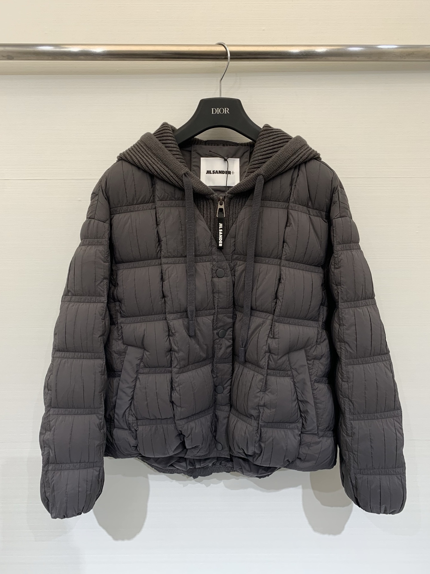 NO:577505,Comes with dust bag JILSANDER 25 new autumn and winter minimalist plaid fake two-piece hooded down jacket  Logo chain rope embellishment, the outer layer is light and windproof, the inner layer is filled with white goose down, fake two-piece design (down splicing knitting technology), perfect warmth retention, short cut, OK for daily commuting and leisure, the off-white color is super versatile, it goes well with jeans or skirts. The zipper + magnetic snap buckle double closure, extra points for security, you really won’t be surprised when wearing it in autumn and winter. Two-color SML, jil sander, skirts, jeans, down  jacket,hats,alexander wang19860909配防尘袋JILSANDER 25秋冬新款 极简格子假两件连帽羽绒服 logo链绳点缀,外层轻薄防风,内里填充白鹅绒,假两件设计（羽绒拼接针织工艺）,保暖力满分,短款剪裁,日常通勤、休闲都OK,米白配色超百搭,随手搭牛仔裤或裙装都很出彩.拉链＋磁性按扣双重闭合,安全感加分,秋冬穿它真的不踩雷 两色SML,,jil sander,skirts,jeans,down jacket,hats,alexander wang,Women's clothing