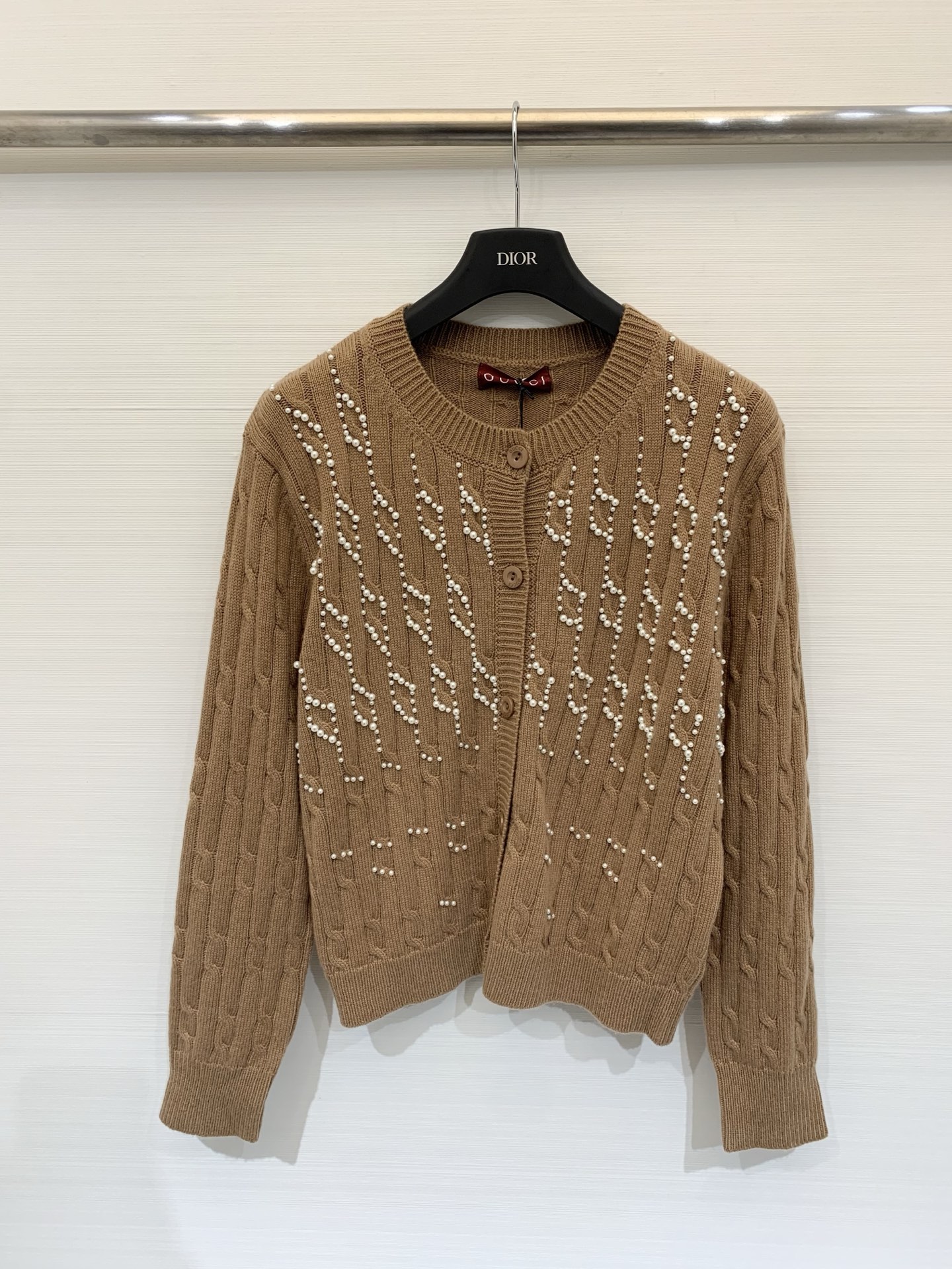 NO:577757,Gucci new autumn and winter style handmade pearl knitted cardigan with logo pattern decoration and high-end atmosphere on the upper body 2 color codes //,,gucci,alexander wang19860909Gucci 秋冬新款 手工珍珠针织开衫款 logo图案修饰点缀 上身高级氛围感 2色碼 //,,gucci,alexander wang,Women's clothing