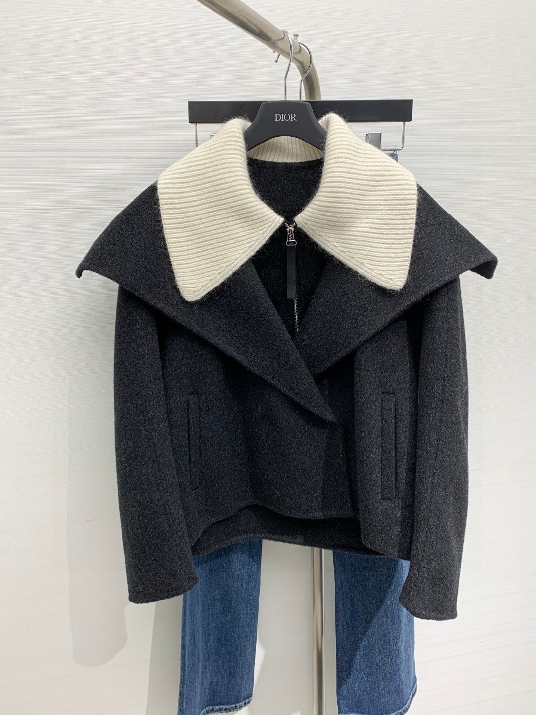 NO:578944,Comes with a dust bag. Hot model shipped. 25 autumn and winter classics. Spliced ​​wool jacket, stitched knitted collar fake two-piece design, a variety of design styles integrated into one. Customized wool fabric, soft and not tight, with a bit of a cloak style from the front. Loose version, not picky, versatile to match items. Size sml,,jackets & coats,alexander wang19860909配防尘袋 爆款出货 25秋冬经典款 拼接款羊毛外套,拼接针织领假两件设计,多种设计风格集合一身,定制羊毛面料,柔软不扎身,正面看还有点斗篷款的气息,宽松版型,不挑人,万能搭配单品 码数sml,,jackets & coats,alexander wang,Women's clothing