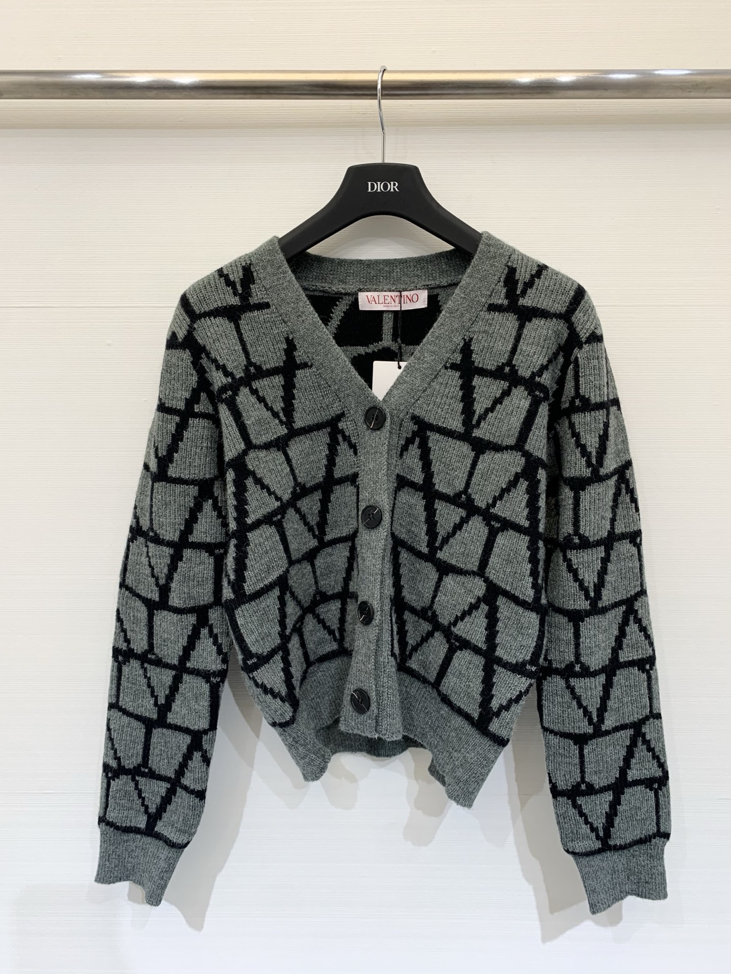 NO:578954,Valentino 25 new autumn and winter style presbyopic double V LOGO knitted cardigan, soft knitted material, super comfortable to wear in autumn and winter ~ V-neck + black buttons, perfect details, elegant and capable. It looks great with pencil pants or skirts, and can be used for commuting and leisure!  The diamond pattern is classic and timeless. It is a must-have and versatile item for autumn and winter wardrobes. It looks good with any combination~ Two-color SML, valentino, skirts, alexander wang19860909Valentino 25秋冬新款 老花双V LOGO针织开衫,柔软针织材质,秋冬穿超舒服～V领＋黑色纽扣,细节满分,优雅又干练.搭配铅笔裤或裙装都很出彩,通勤休闲都能驾驭！菱格纹经典不过时,是秋冬衣橱必备百搭单品,怎么搭都好看～ 两色SML,,valentino,skirts,alexander wang,Women's clothing