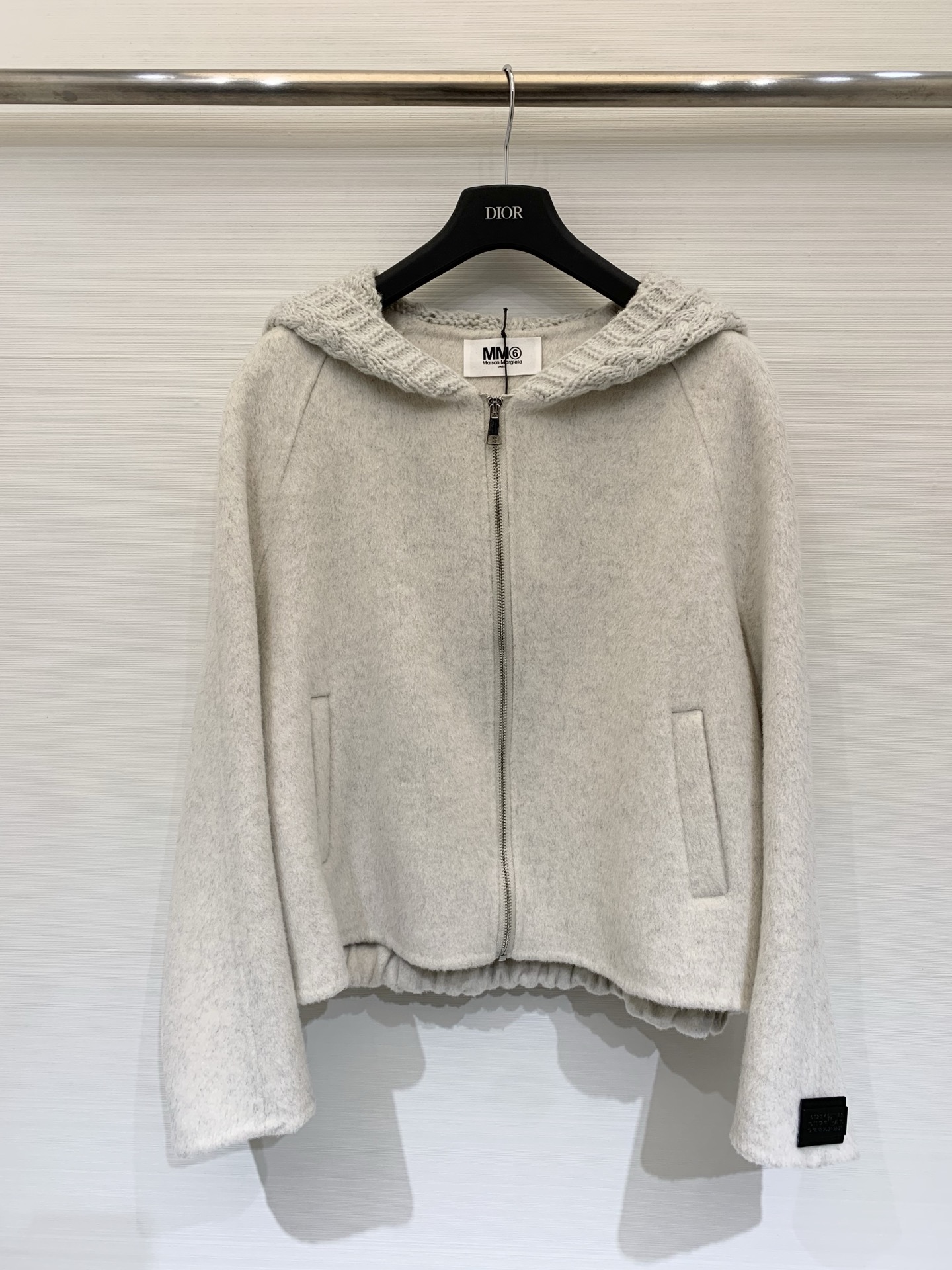 NO:578958,MM6 25 new autumn and winter style armband full zipper hooded wool double-sided wool jacket, made of wool, soft and warm, perfect for autumn and winter!  The short cut makes you taller and slimmer. The cuffs and hem are elasticated. It is comfortable and warm. It can be easily used for daily commuting and leisure. Paired with a sweater or jeans, it is simple and high-end. It is a must-have and versatile item for autumn and winter wardrobes!  Two-color SML,,masion margiela,hoodie,sweatshirts,jeans,jackets & coats,hats,alexander wang19860909MM6 25秋冬新款 袖标全拉链连帽毛双面羊毛外套,采用羊毛,柔软又保暖,秋冬穿超合适！短款剪裁显高显瘦,袖口和下摆松紧收口,舒适又保暖,日常通勤、休闲都能轻松驾驭,搭配卫衣或牛仔裤,简约高级感满满,是秋冬衣橱必备百搭单品！两色SML,,masion margiela,hoodie,sweatshirts,jeans,jackets & coats,hats,alexander wang,Women's clothing