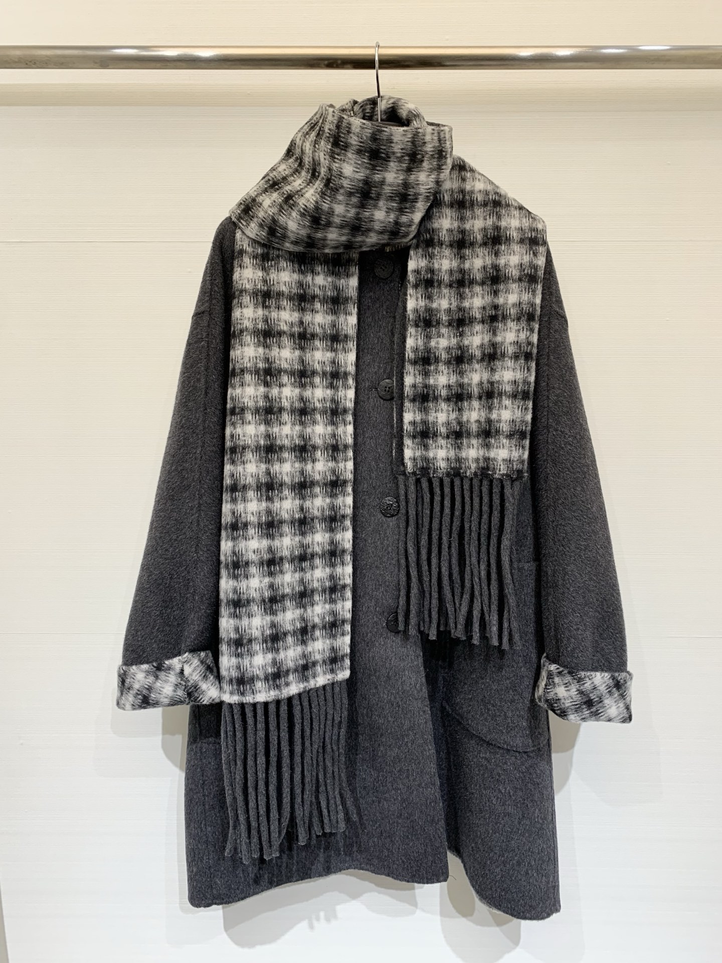 NO:579232,Comes with dust bag LP 25 new autumn and winter style, contrasting plaid reversible double-sided wool coat, reversible design, one plaid side and solid color, switch between retro or simple at will, comes with a detachable plaid scarf (classic plaid + tassel design), more flexible to wear, and a layered look!  The fabric is delicate and soft, suitable for commuting and leisure in autumn and winter. It is practical and fashionable, and can easily cope with various occasions~ Two-color sm P,, loro piana, alexander wang19860909配防尘袋LP 25秋冬新款 撞色格子双面穿双面羊毛大衣,正反两穿设计,一面格子一面纯色,复古or简约随心切换,自带可拆卸格子围巾（经典格纹＋流苏设计),穿搭更灵活,层次感up！面料细腻柔软,秋冬通勤休闲都很适合,实用又时髦,轻松应对各种场合～ 两色sm P,,loro piana,alexander wang,Women's clothing